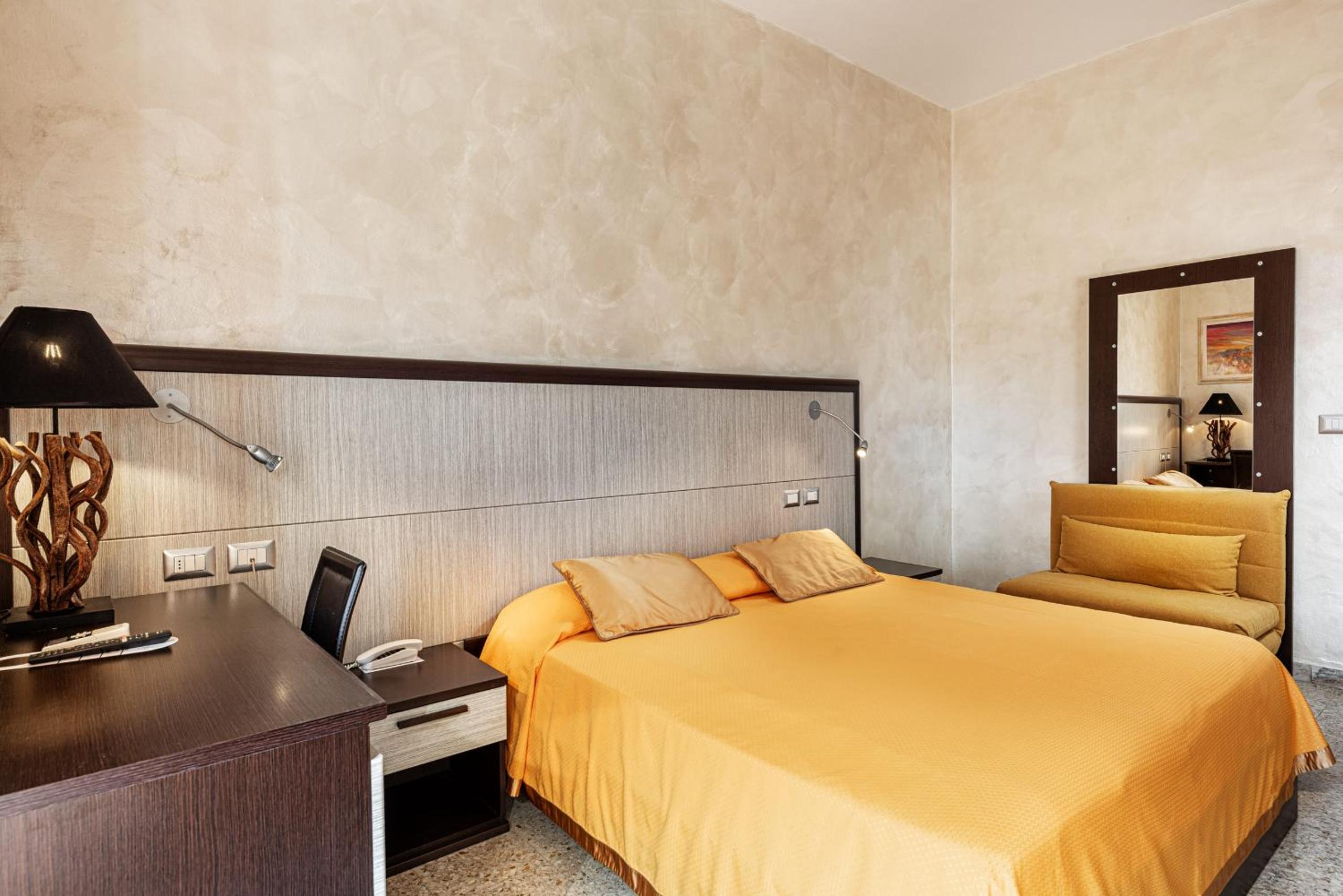Superior Triple Room with City View - Photo 6