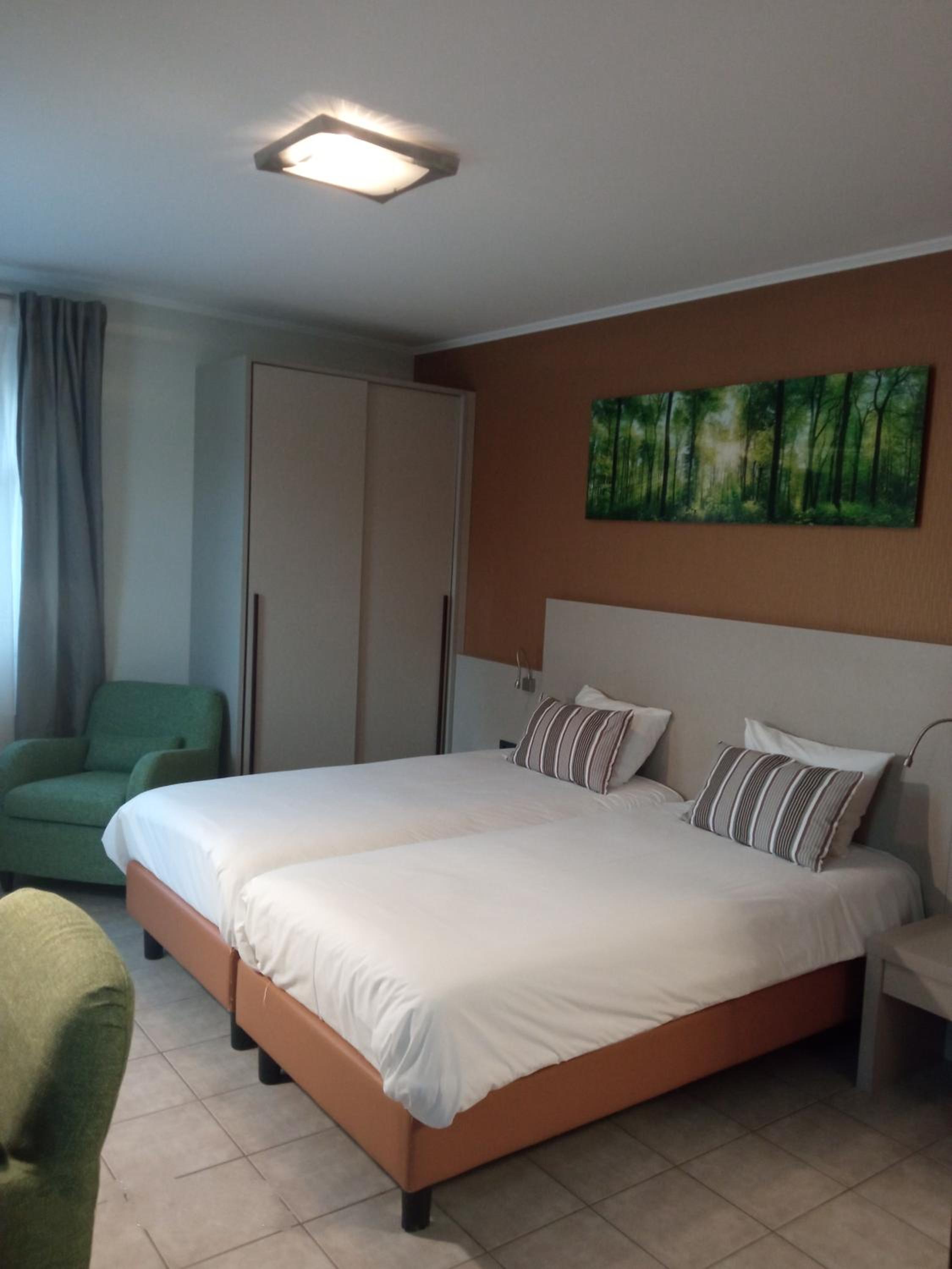 Twin Room with Shower - Photo 5