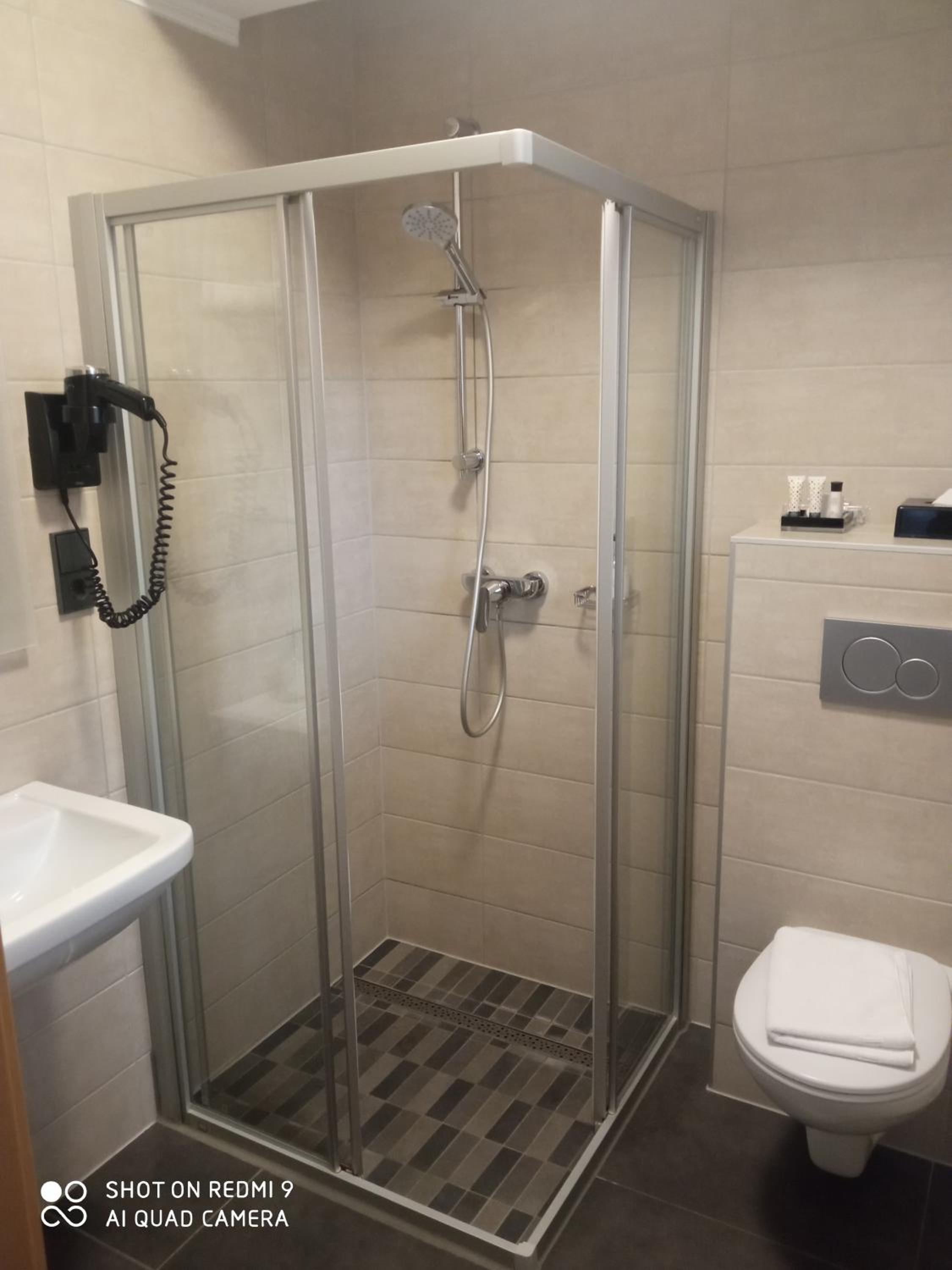 Twin Room with Shower - Photo 6