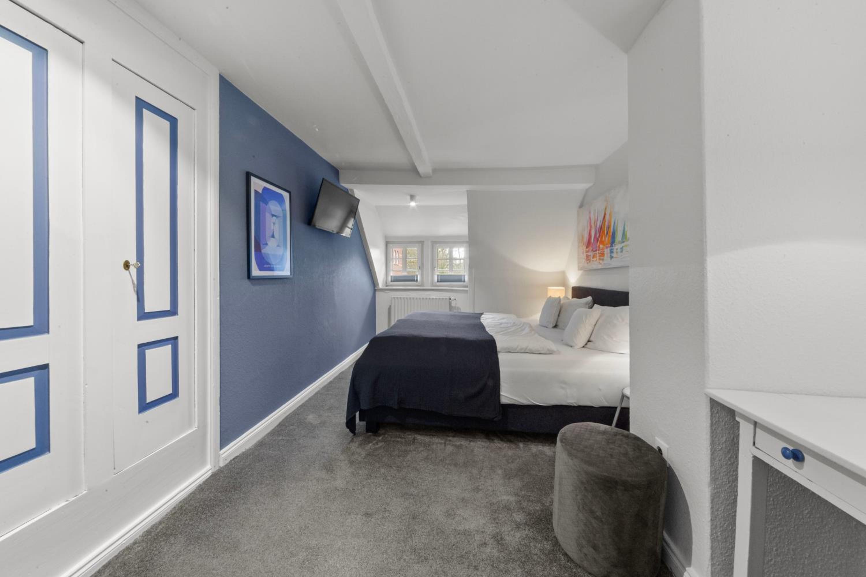One-Bedroom Apartment photo 2