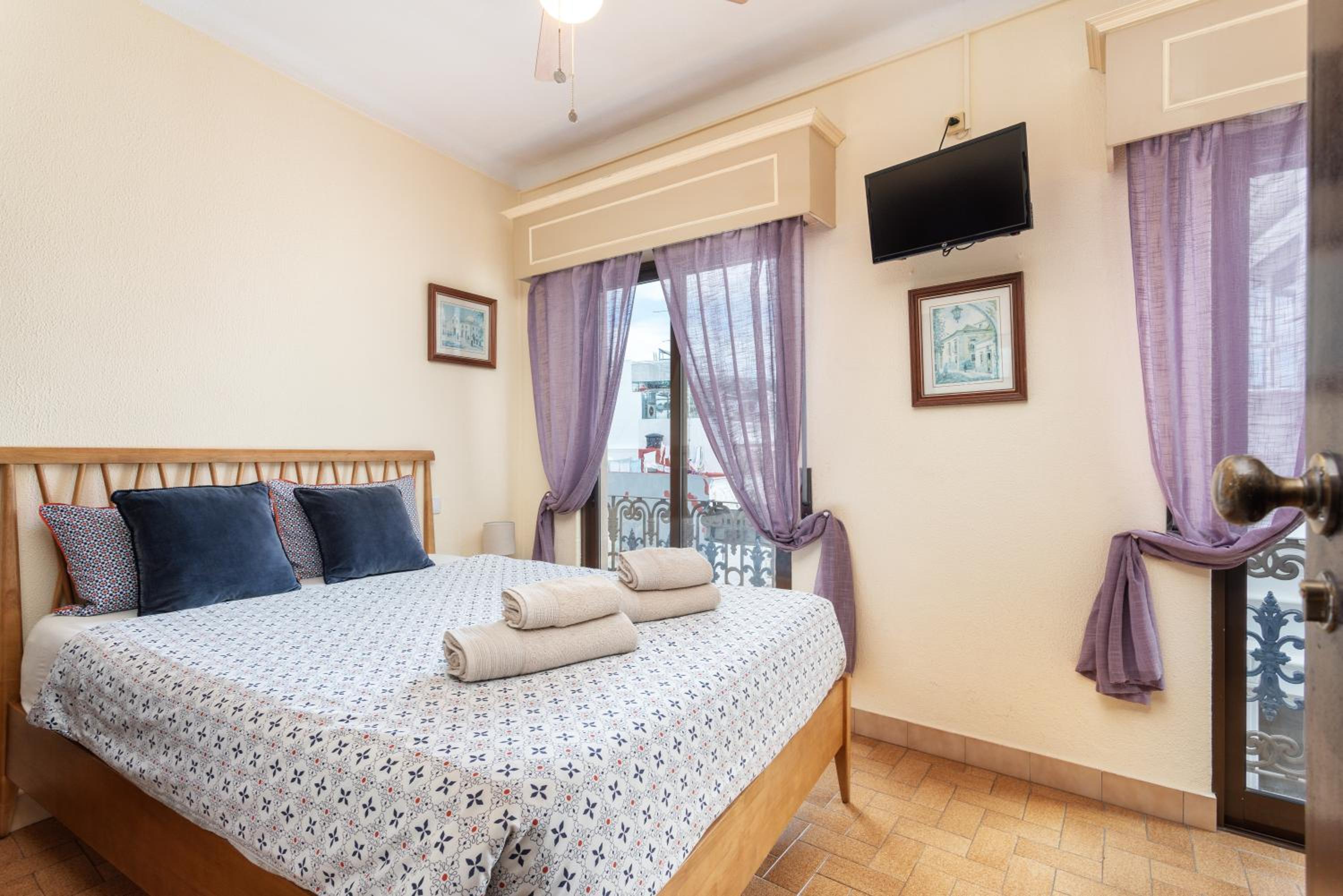 Queen Room with Balcony - Photo 1