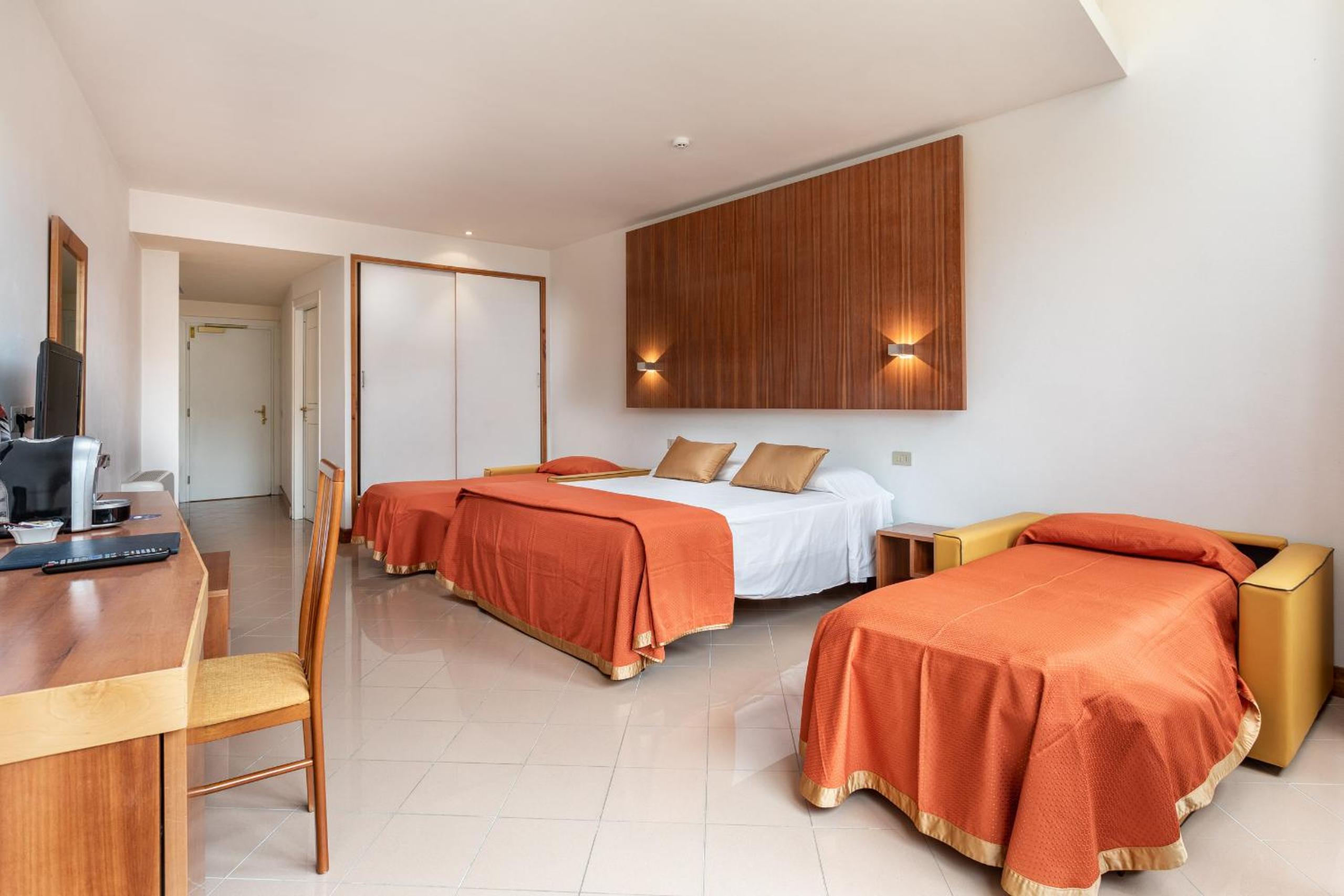 Superior Quadruple Room with City View - Photo 4