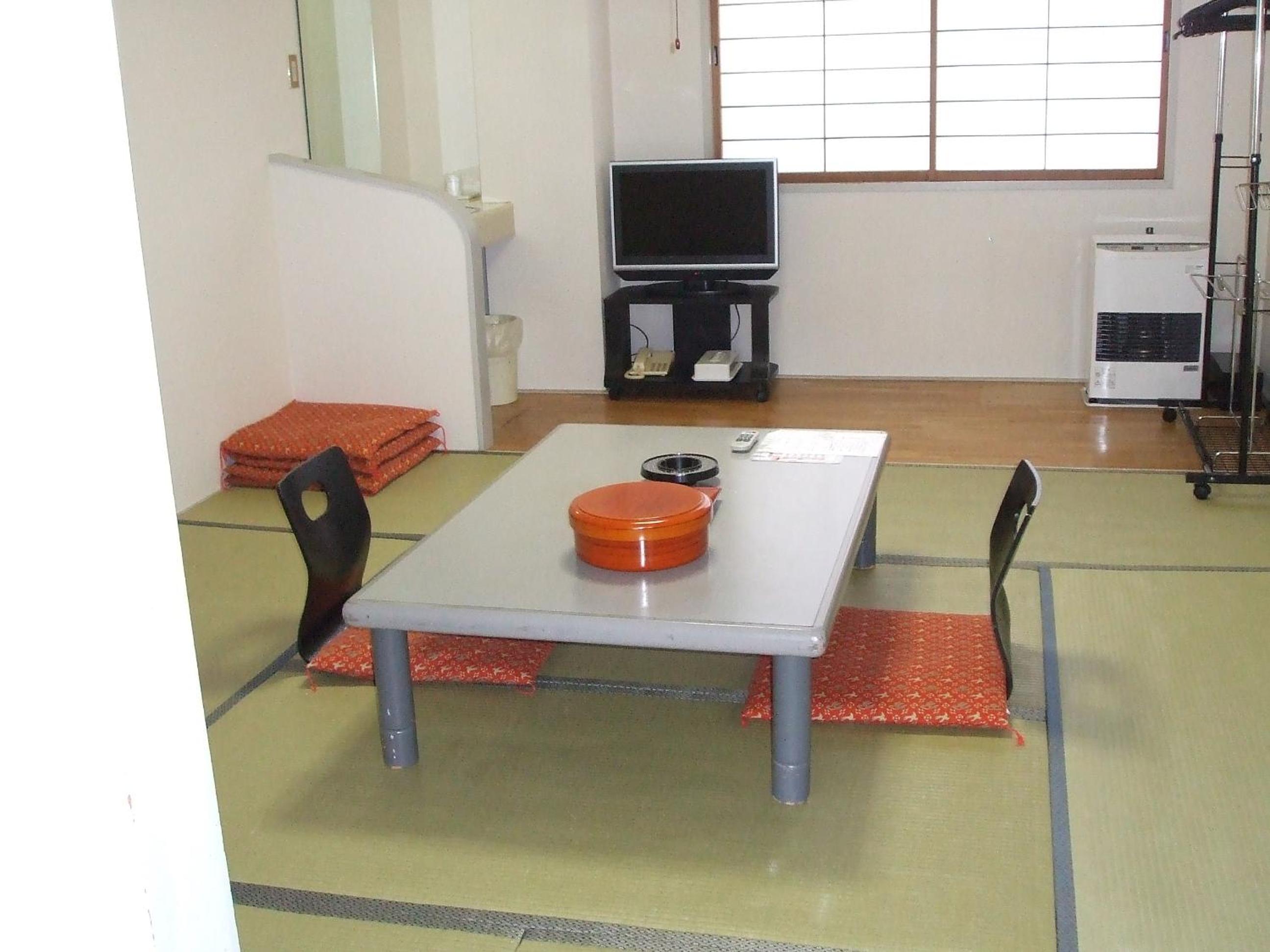 Japanese-Style Room with Shared Bathroom - Photo 2