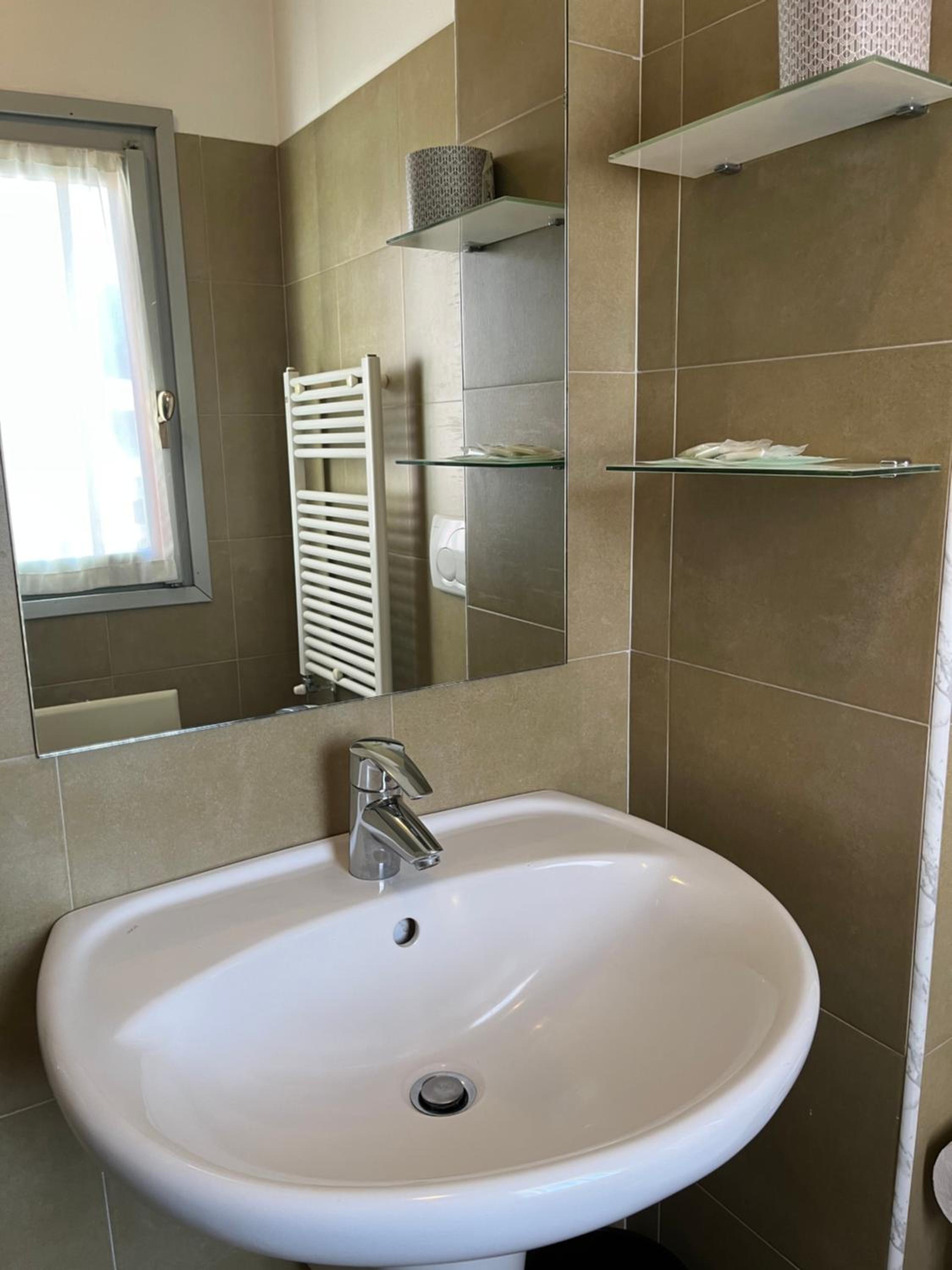 Double Room with Balcony - Photo 4