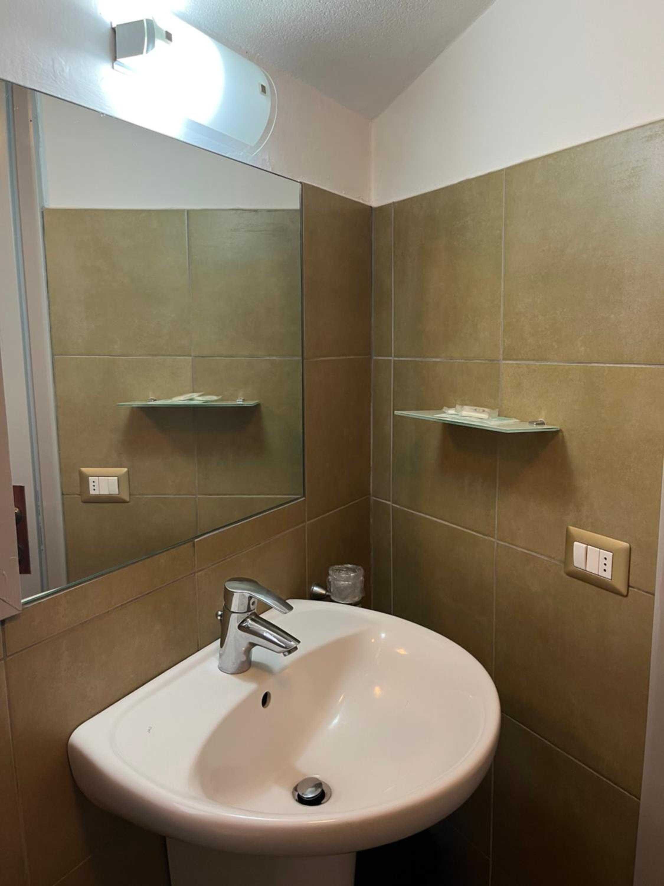 Twin Room with Balcony - Photo 3