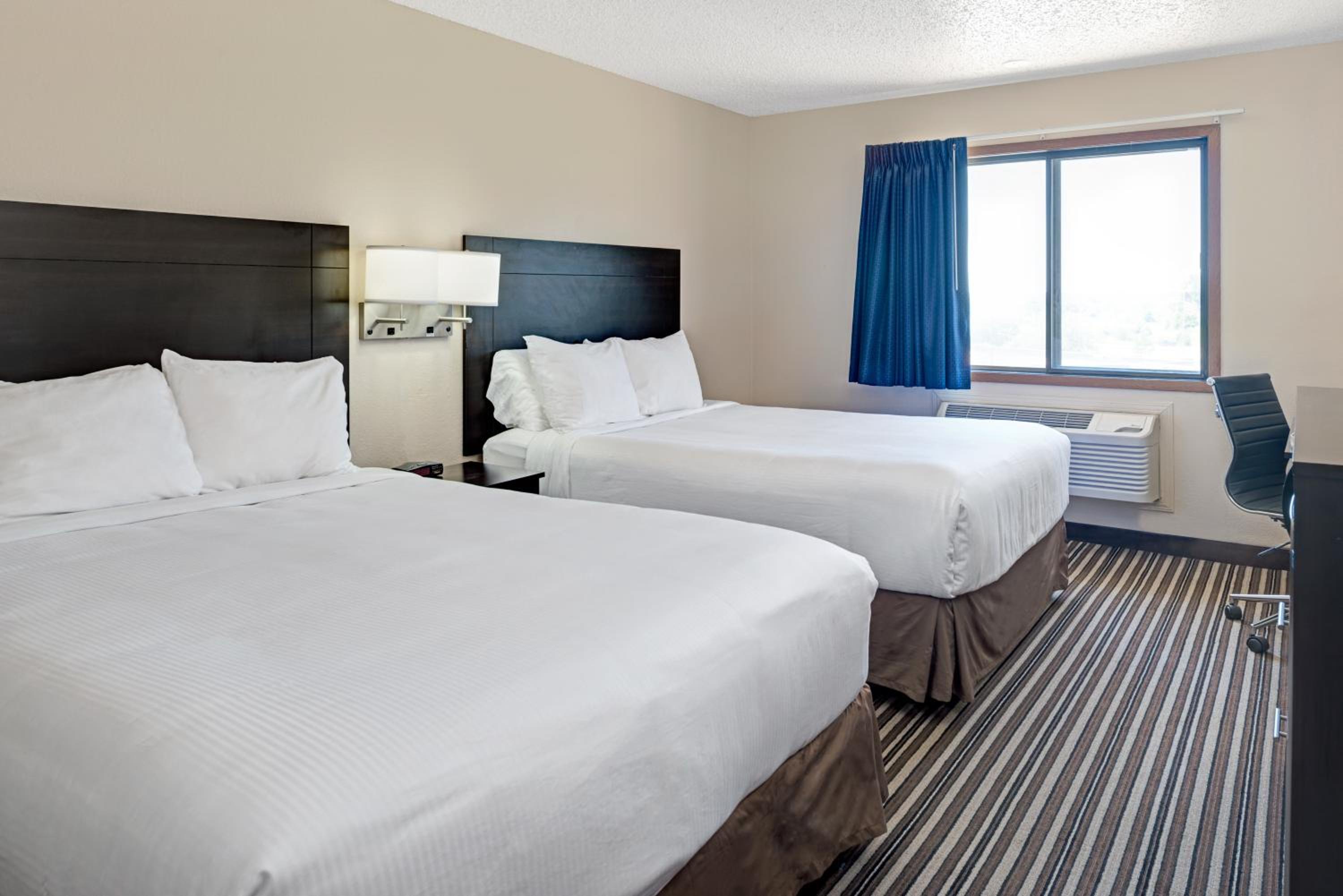 Queen Room with Two Queen Beds - Non-Smoking - Photo 4