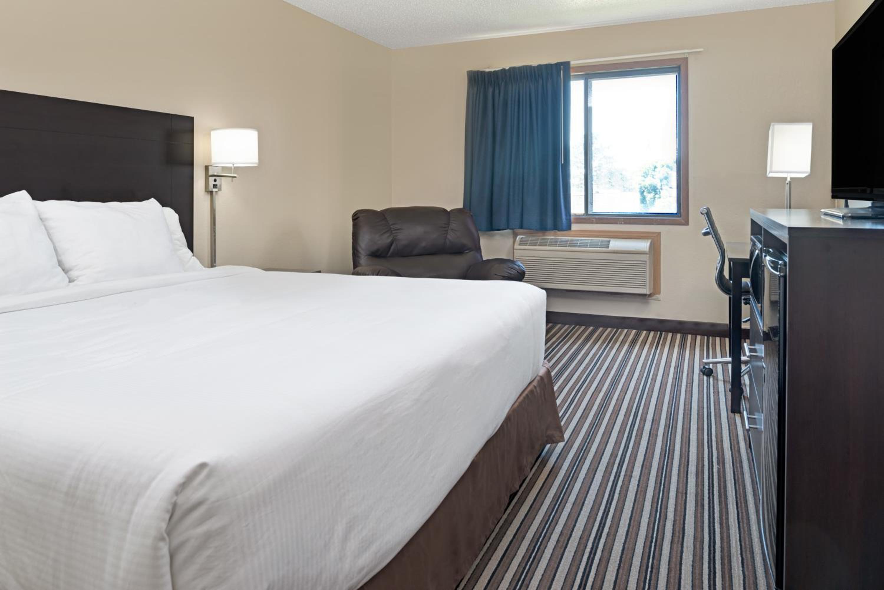 King Room - Non-Smoking - Photo 4