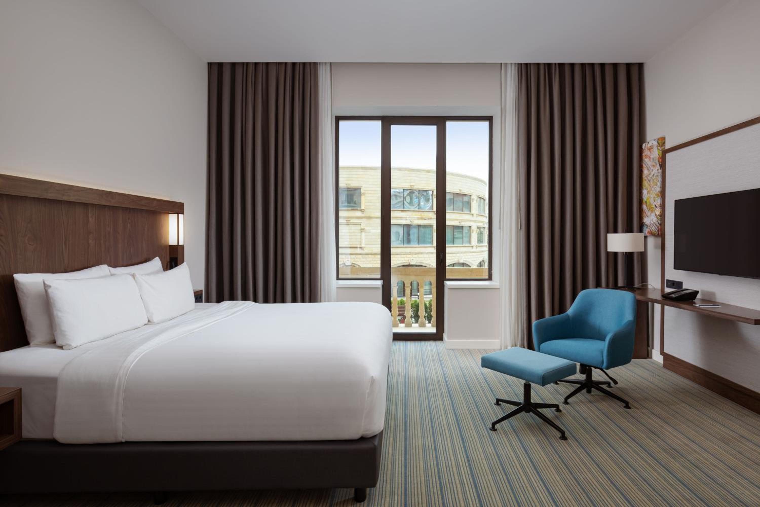 Superior Guest room with King bed City view - Photo 5