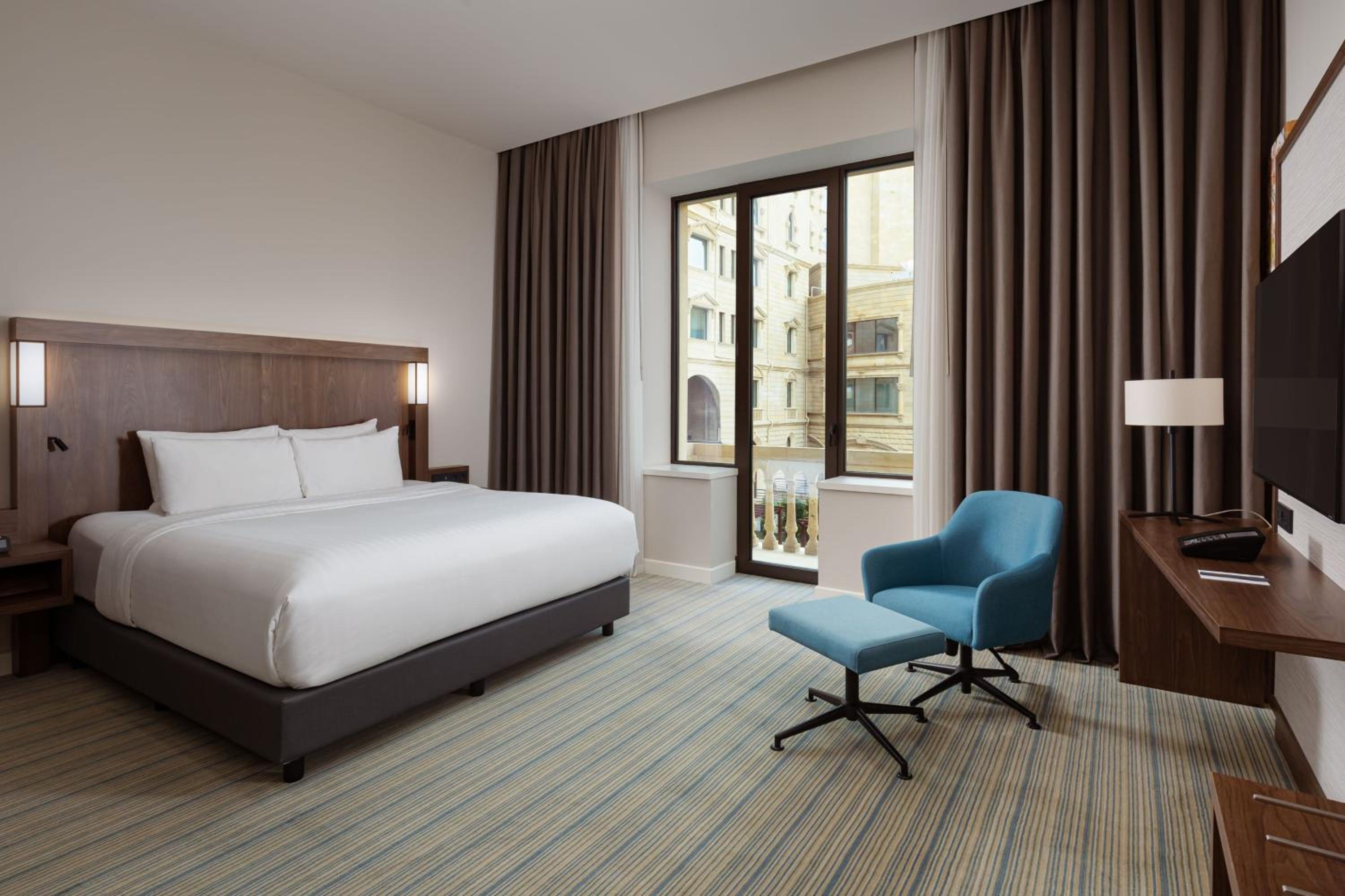 Superior Guest room with King bed City view - Photo 6
