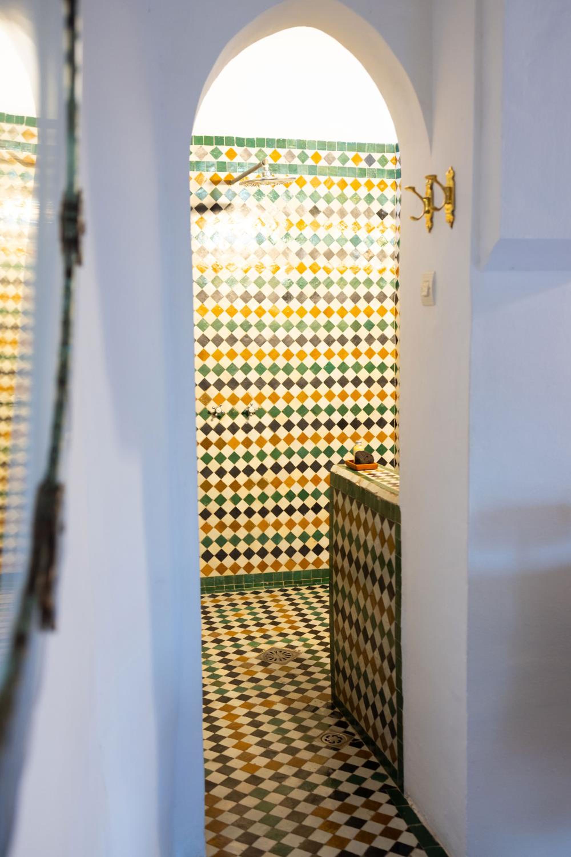 Suite - Photo 13