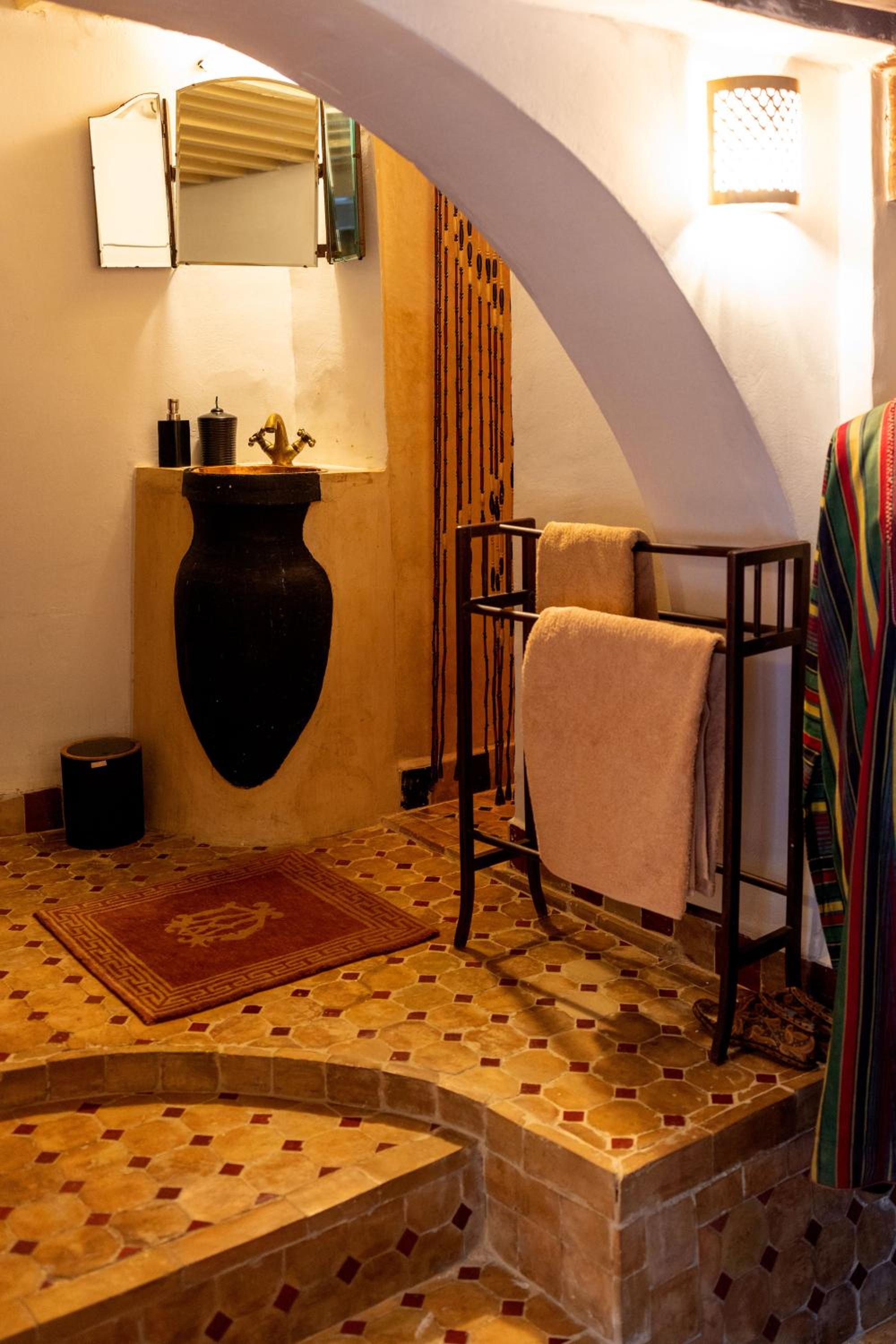 Double Room with Private Bathroom - Photo 2