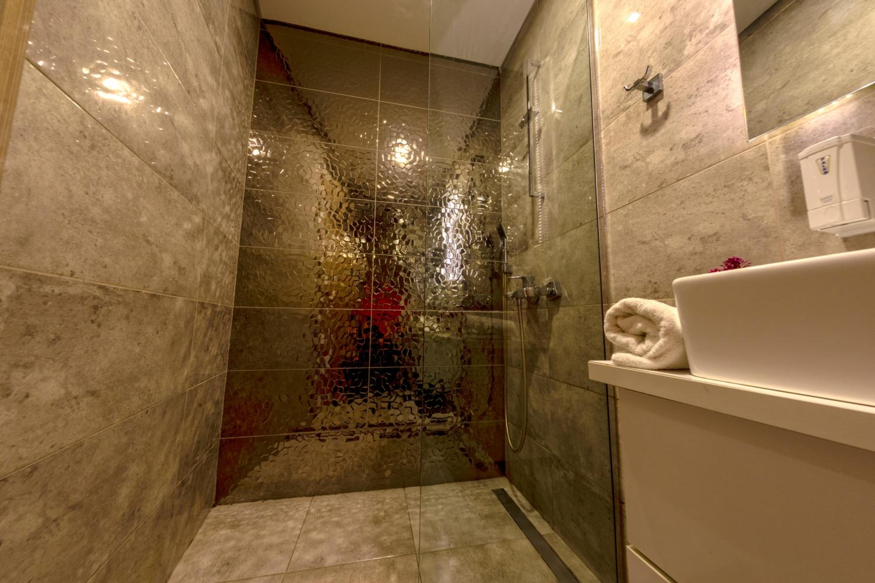 Budget Double Room - Photo 7
