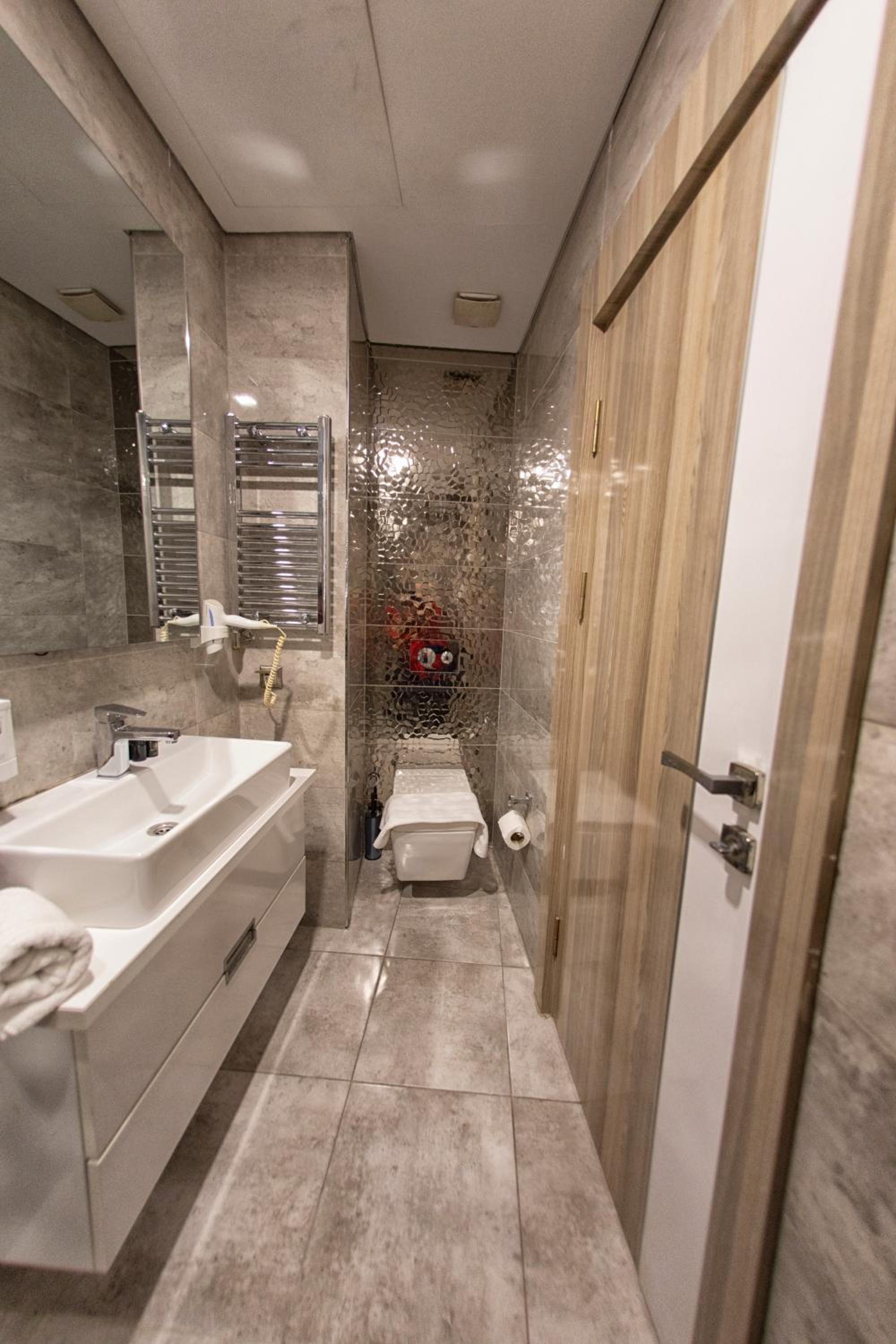 Budget Double Room - Photo 8