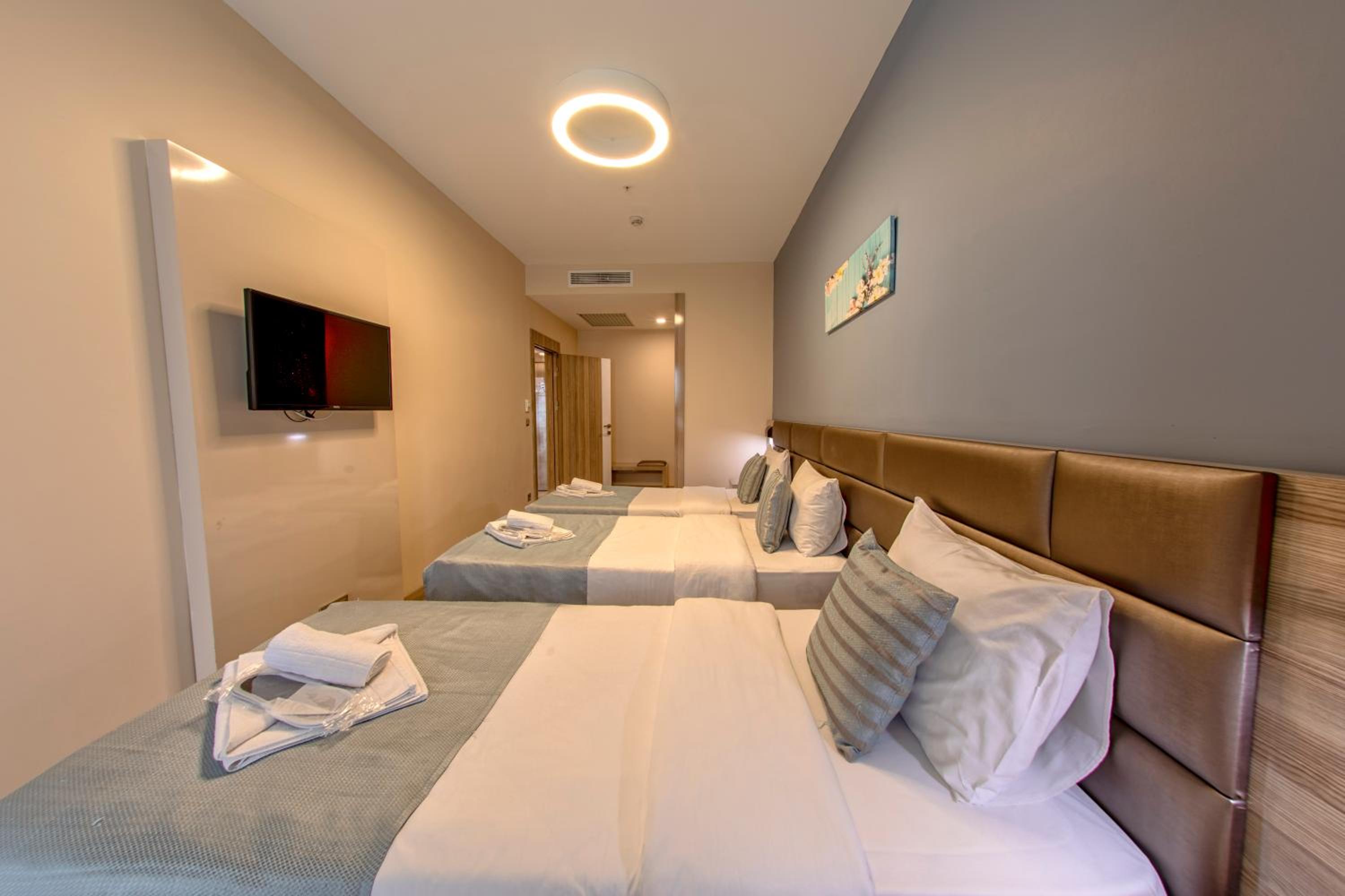 Suite with City View - Photo 15