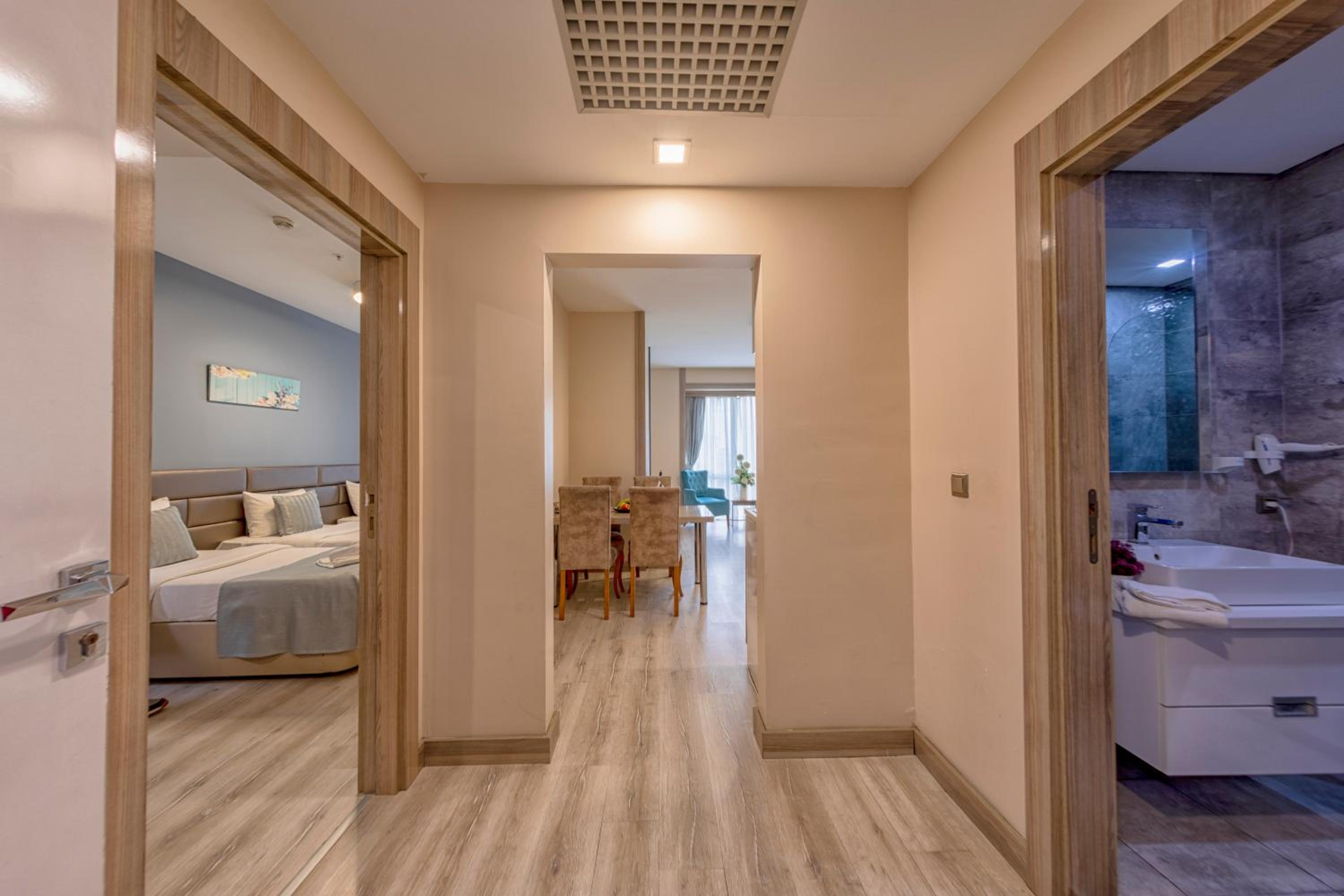 Suite with City View - Photo 13