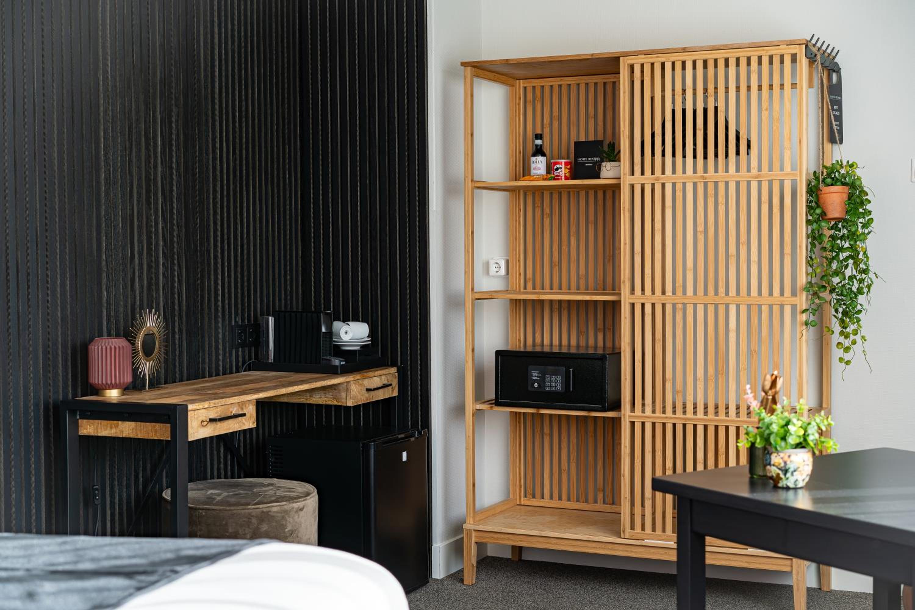 Queen Room With Balcony - Photo 2