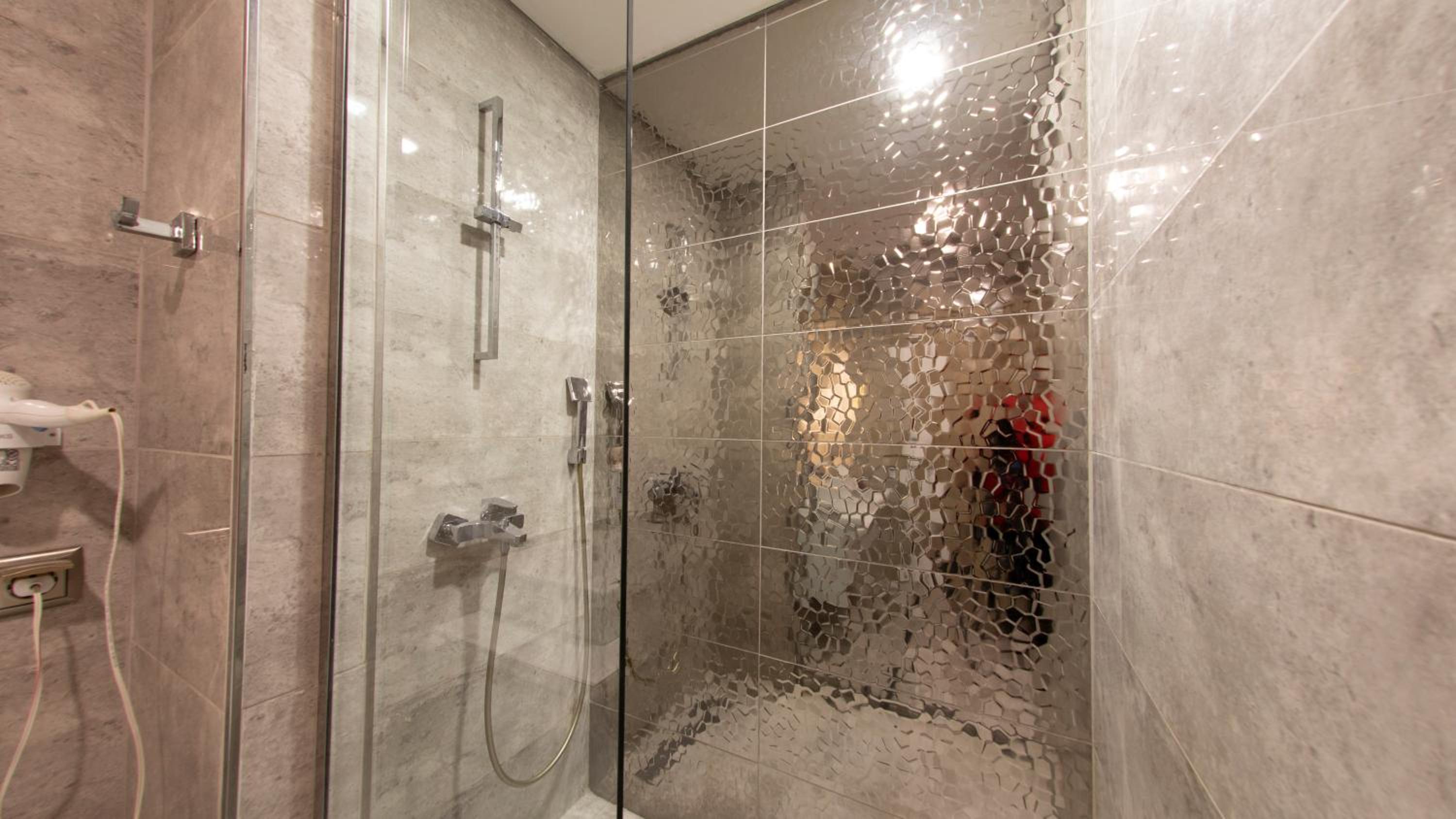 Suite with City View - Photo 16