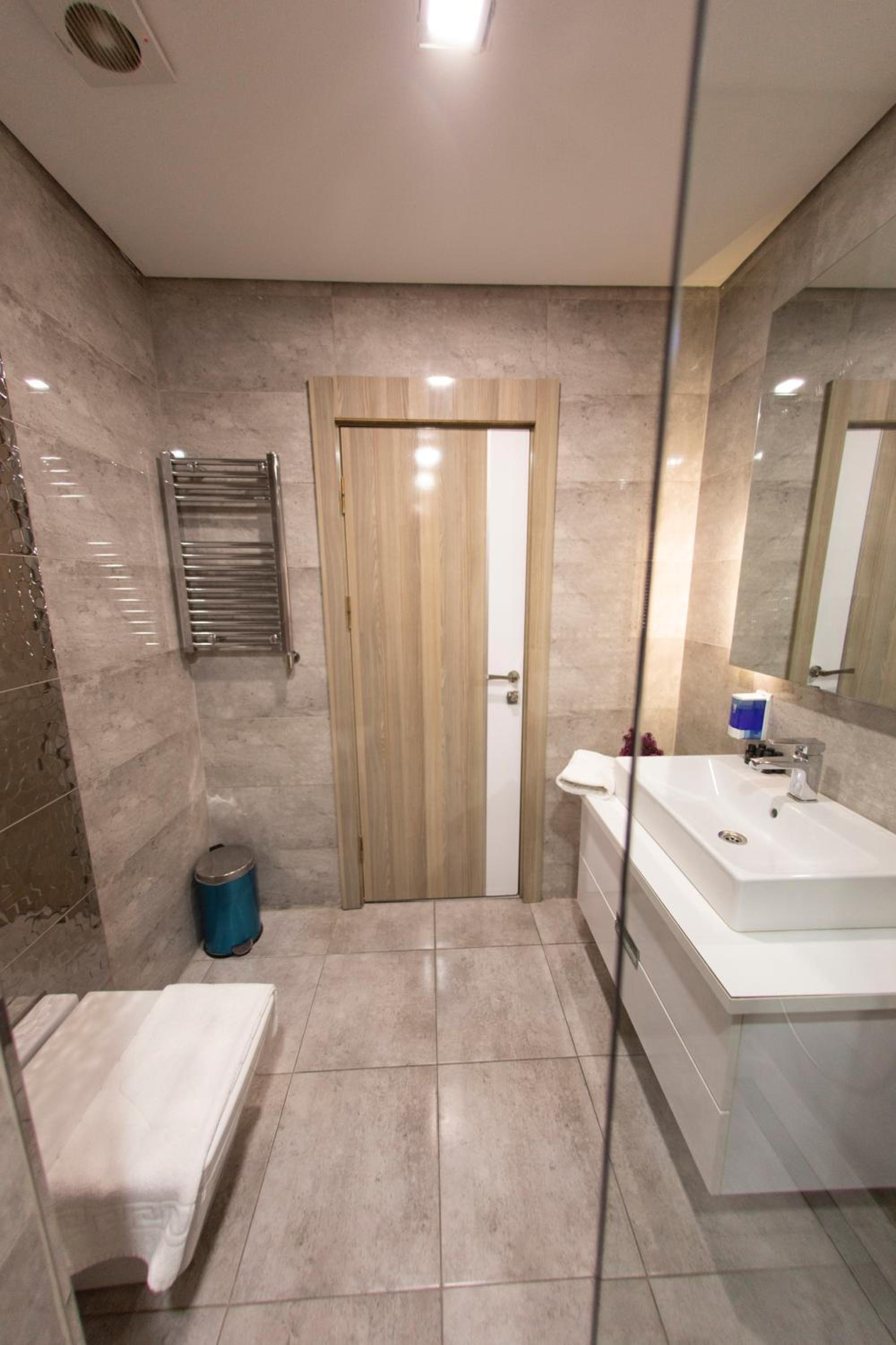 Suite with City View - Photo 18