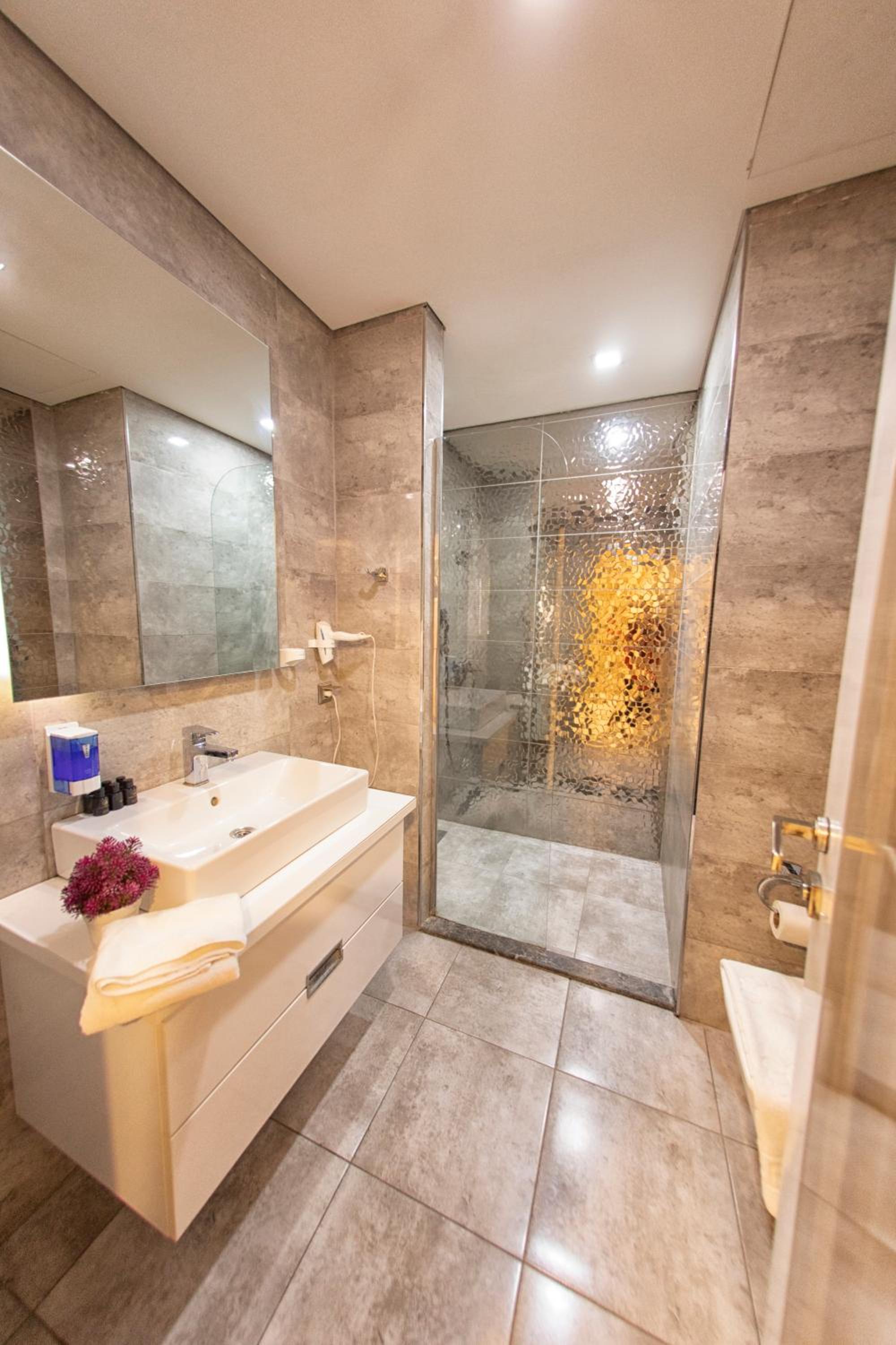 Suite with City View - Photo 17