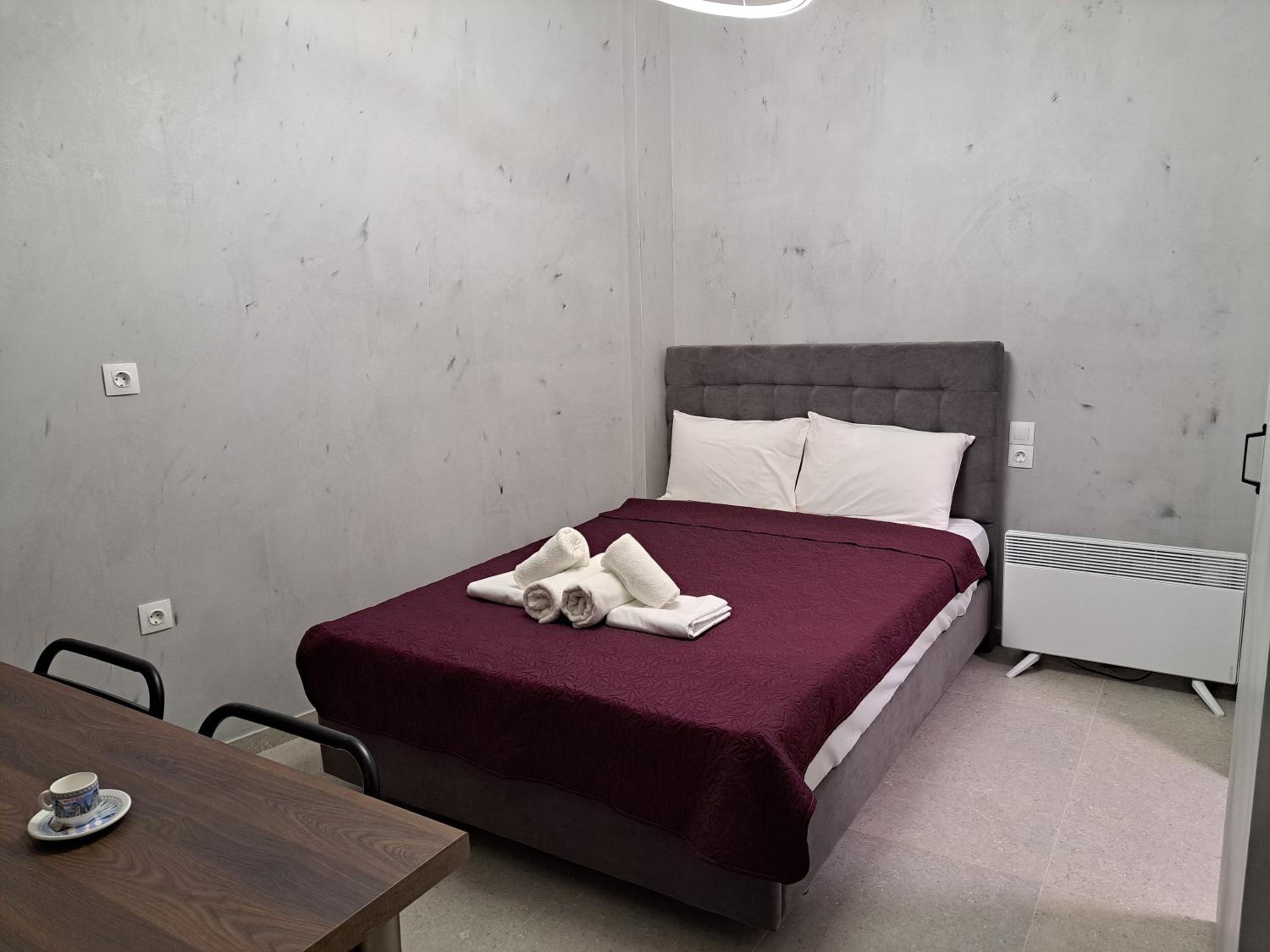 One-Bedroom Apartment photo 1