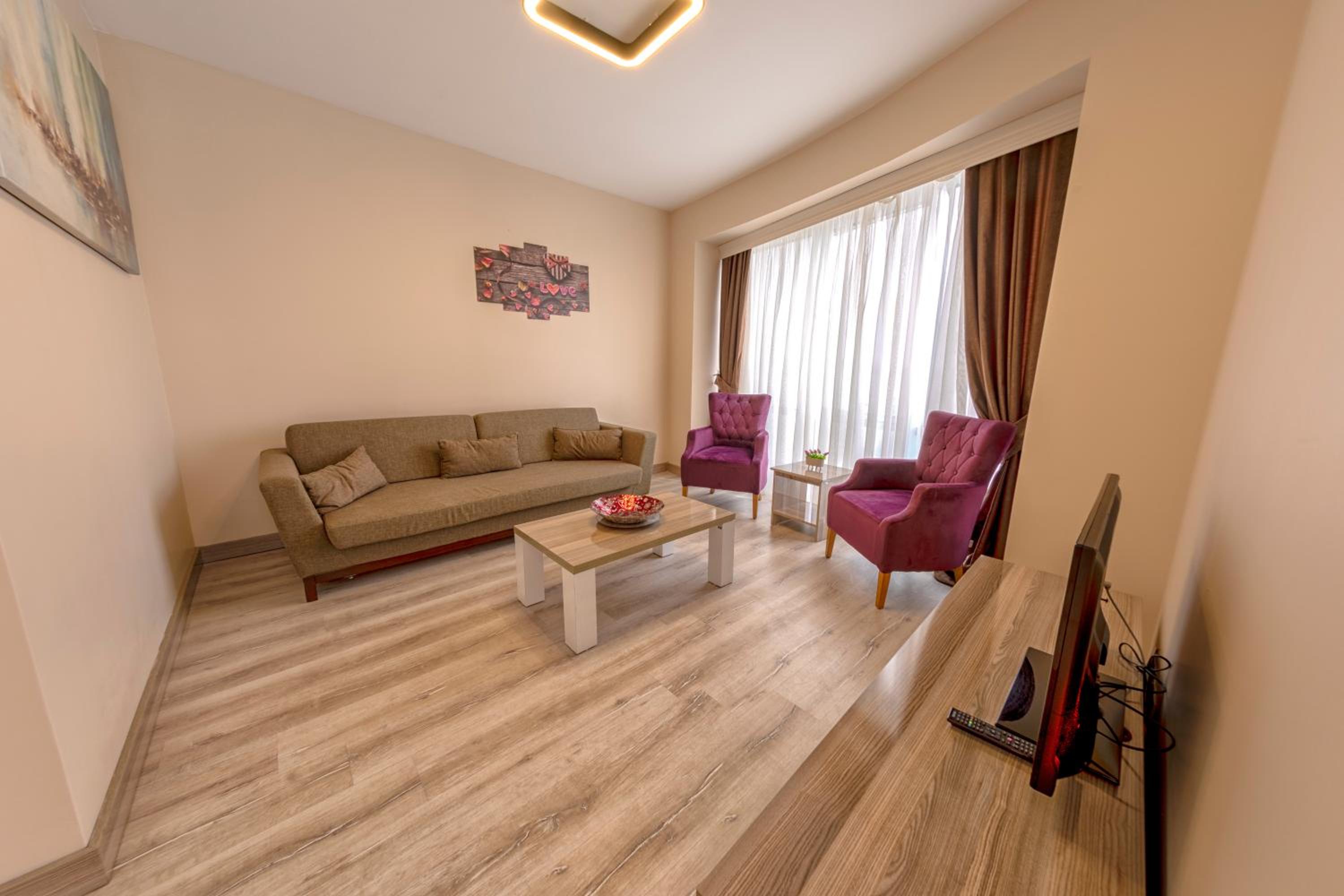 Suite with City View - Photo 11