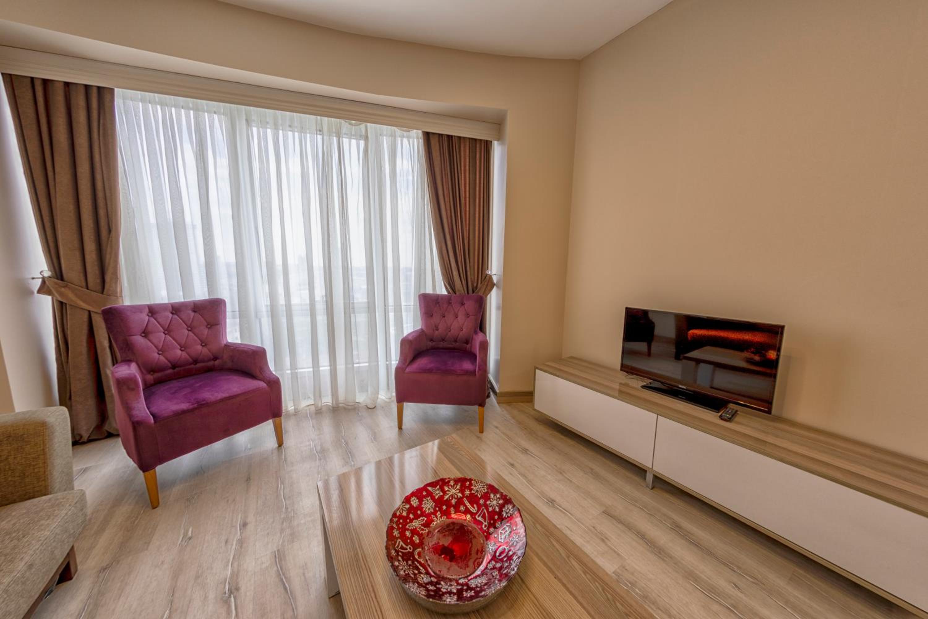 Suite with City View - Photo 10