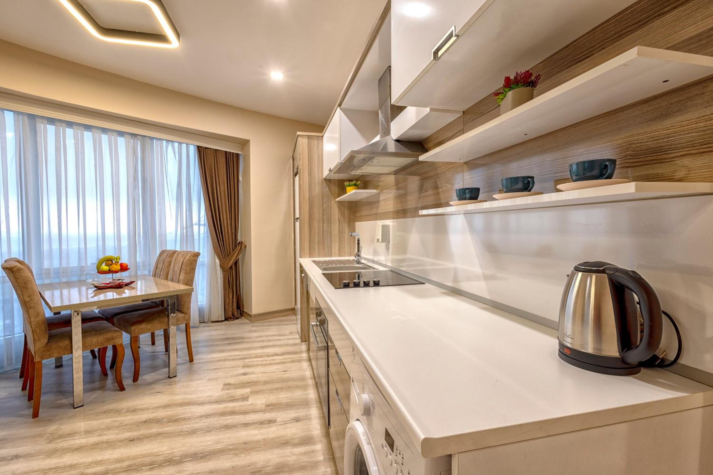 Suite with City View - Photo 12