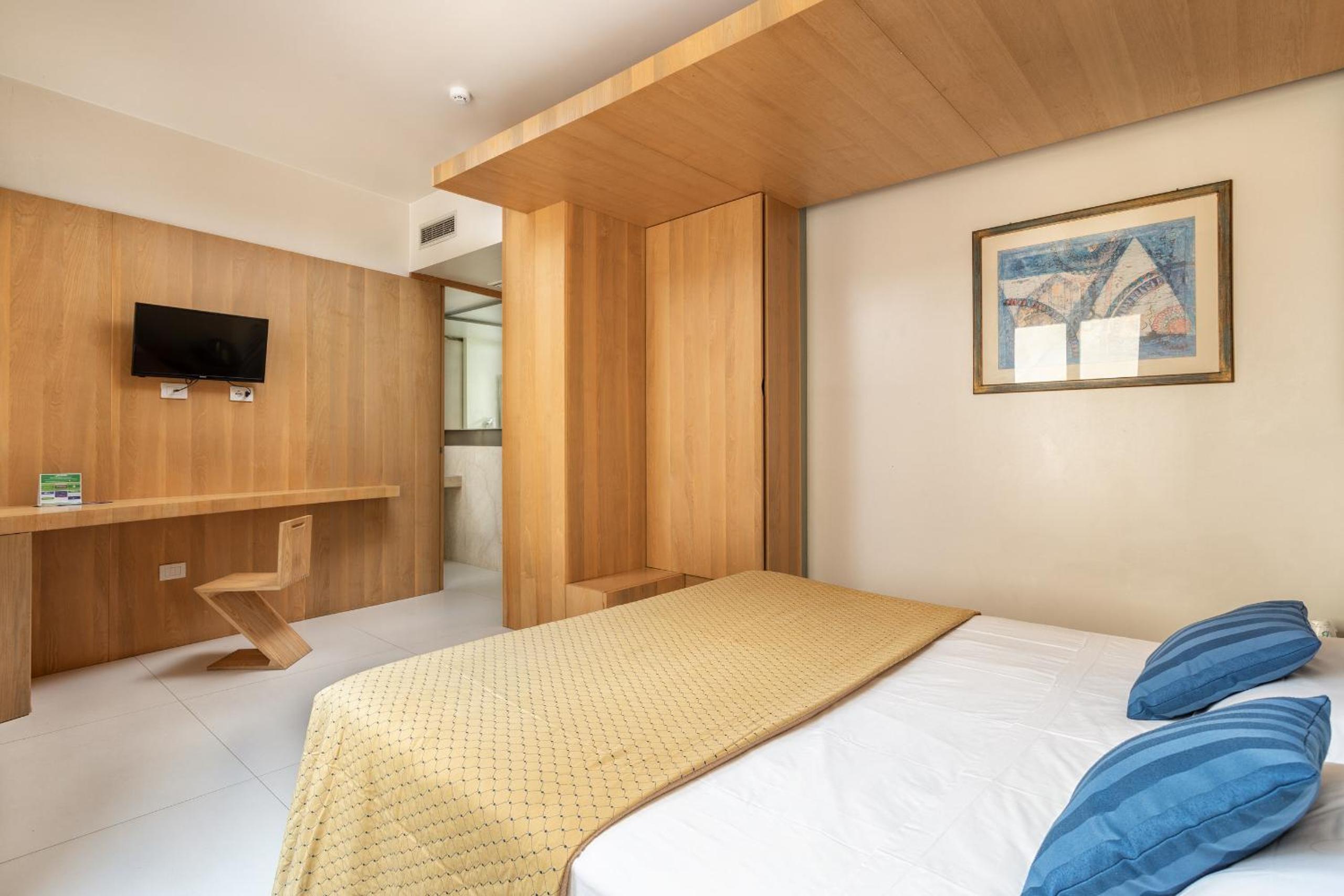 Economy Triple Room - Photo 8
