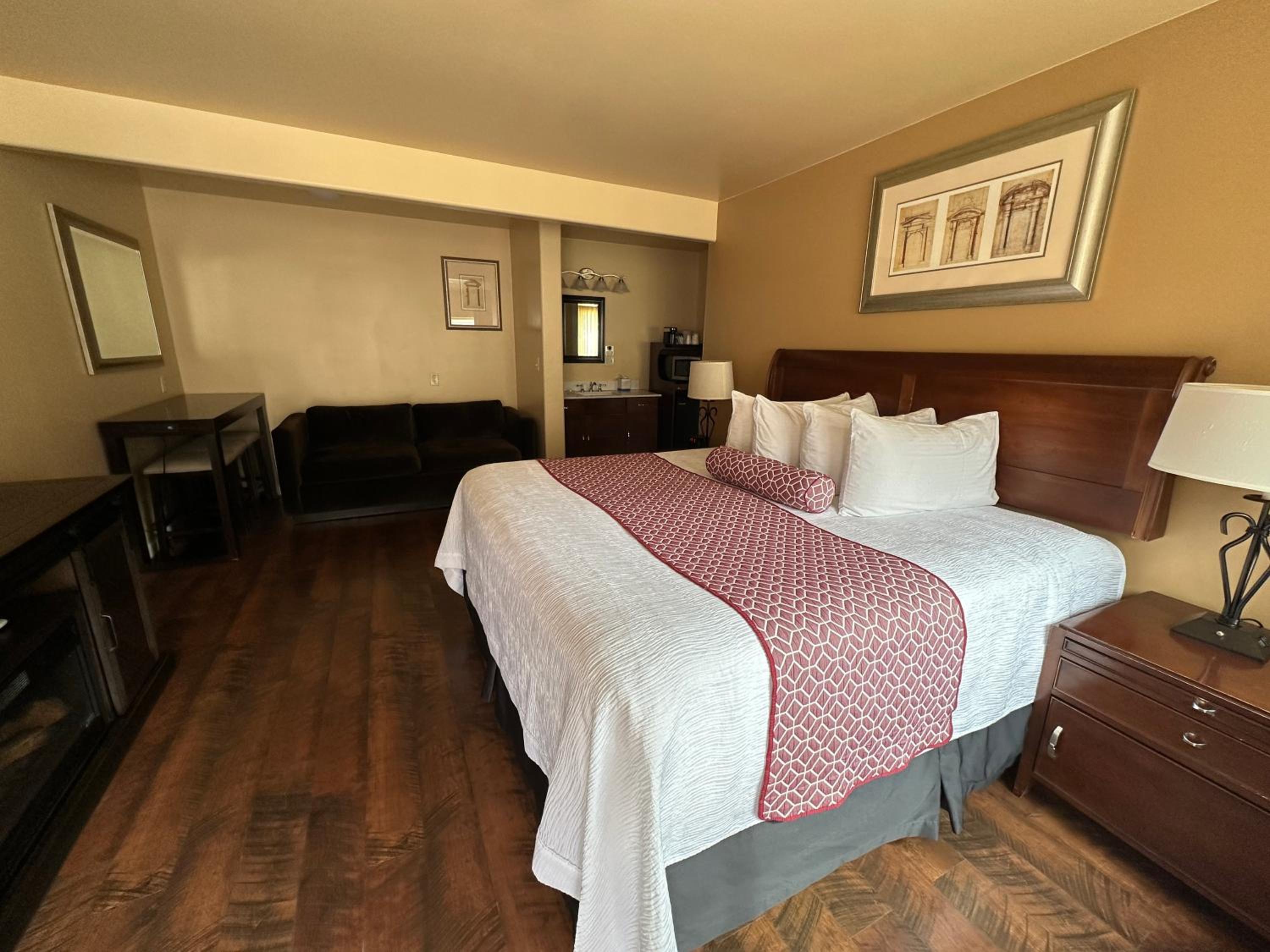 Deluxe King Suite