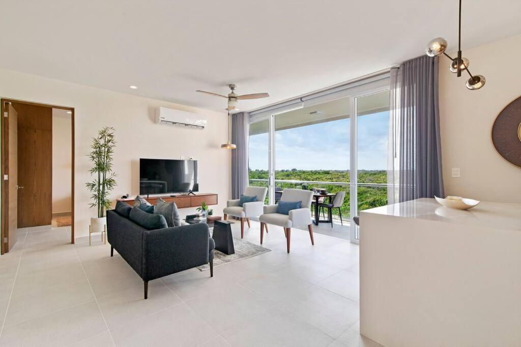 Three-Bedroom Apartment with View photo 1