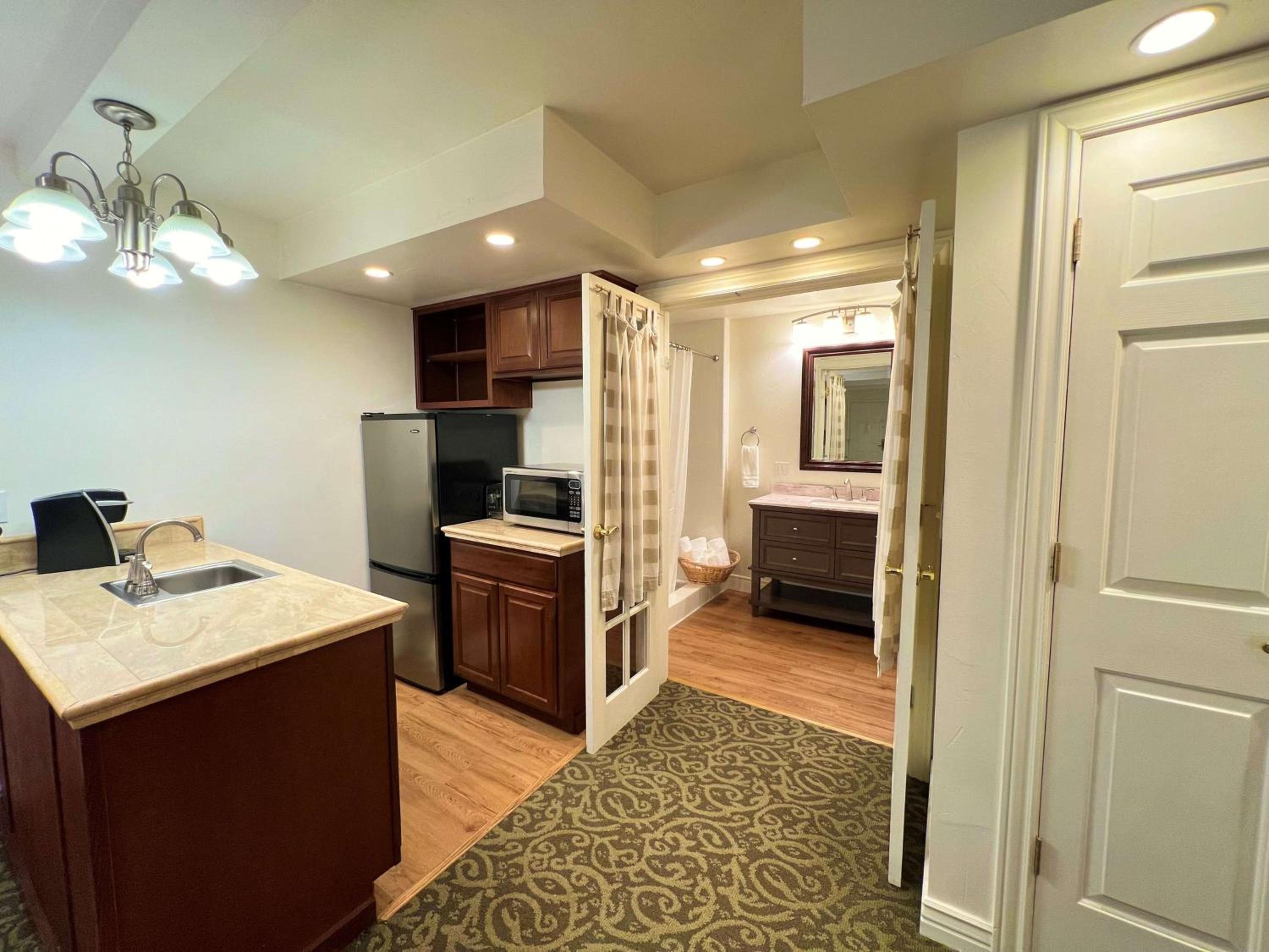 Large Queen Room with Two Queen Beds and Walk-In Shower - Non-Smoking photo 3