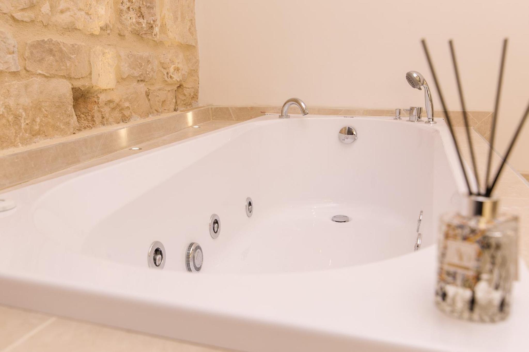 Queen Room with Spa Bath photo 2