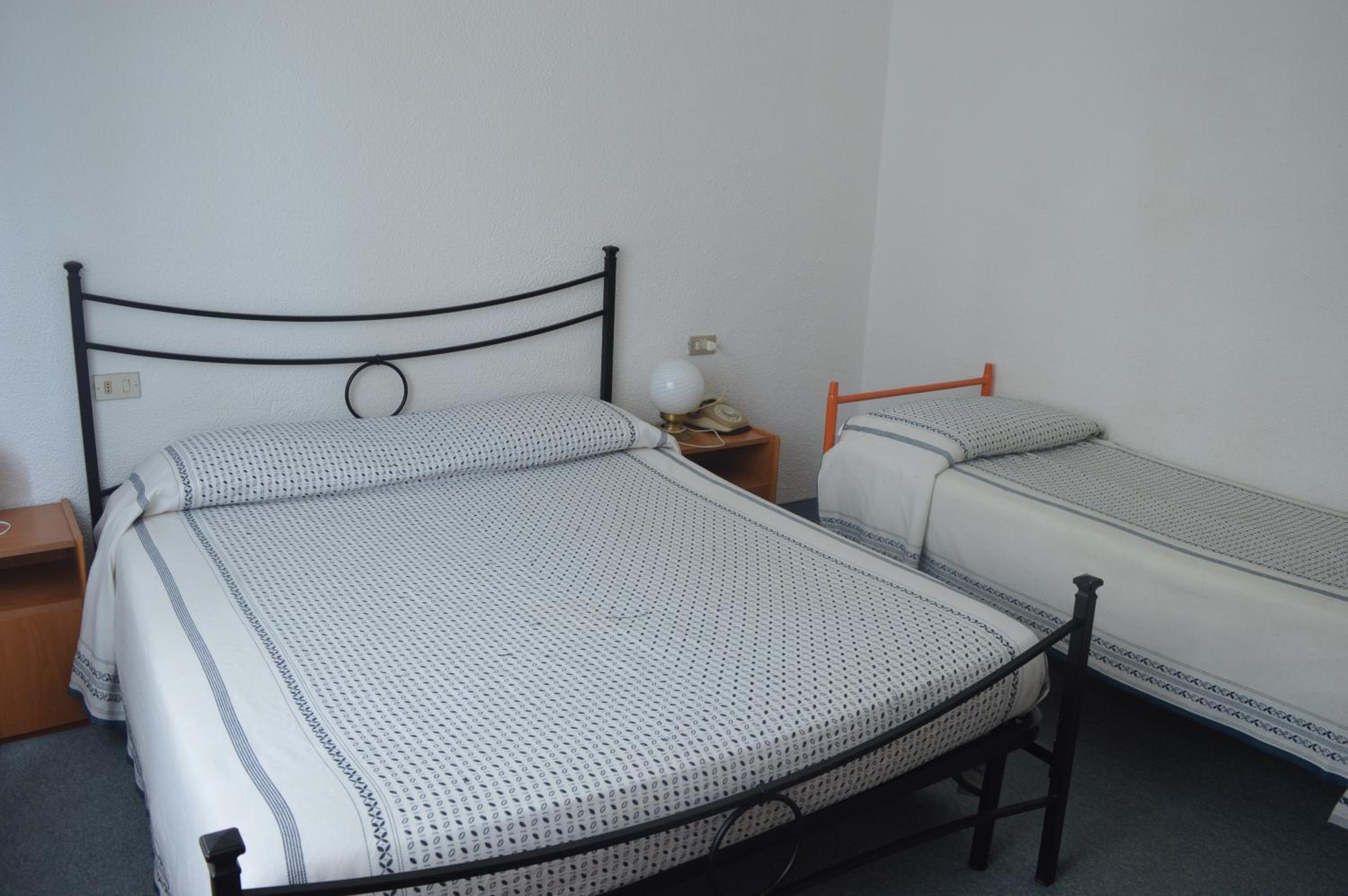 Deluxe Double Room (2 Adults + 1 Child)
