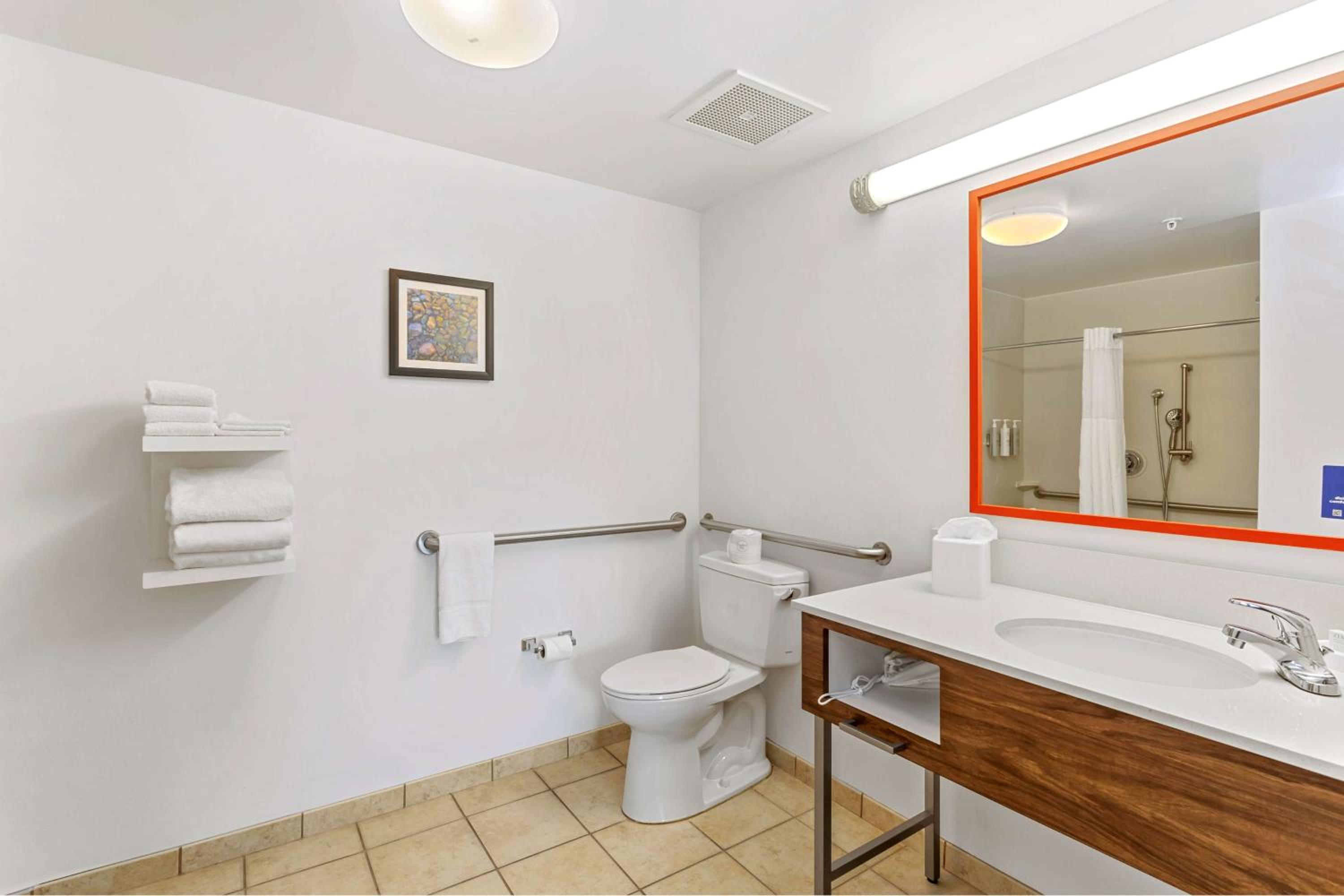 King Room with Roll-In Shower - Disability Access thumbnail 5