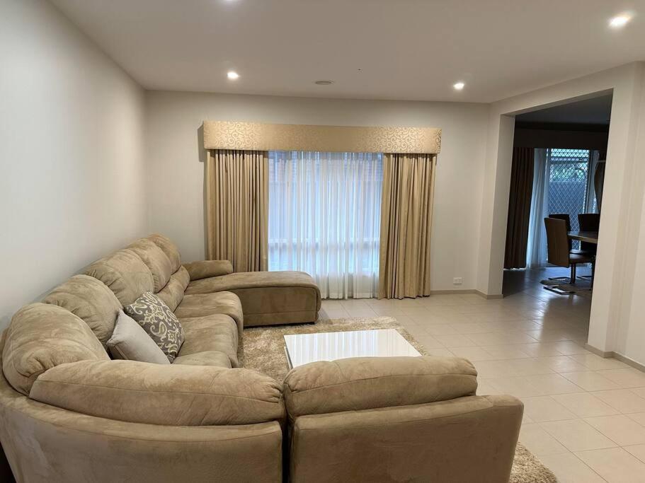 Five-Bedroom House photo 1