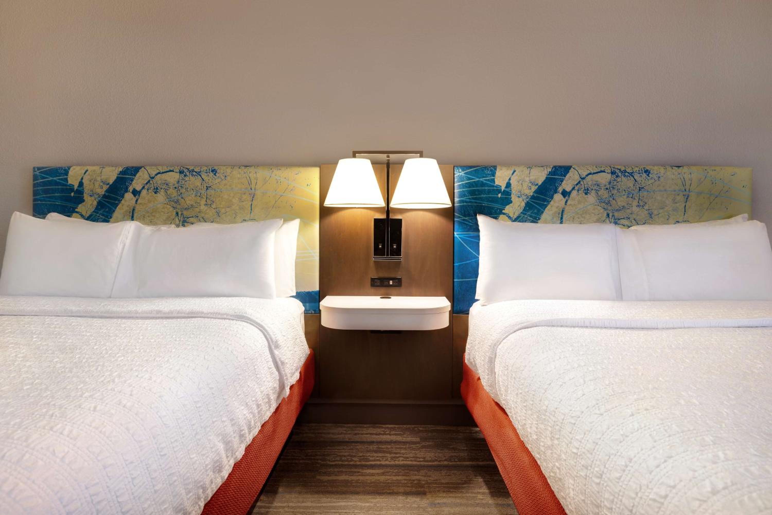 Room with Two Queen Beds - Non-Smoking - Photo 8