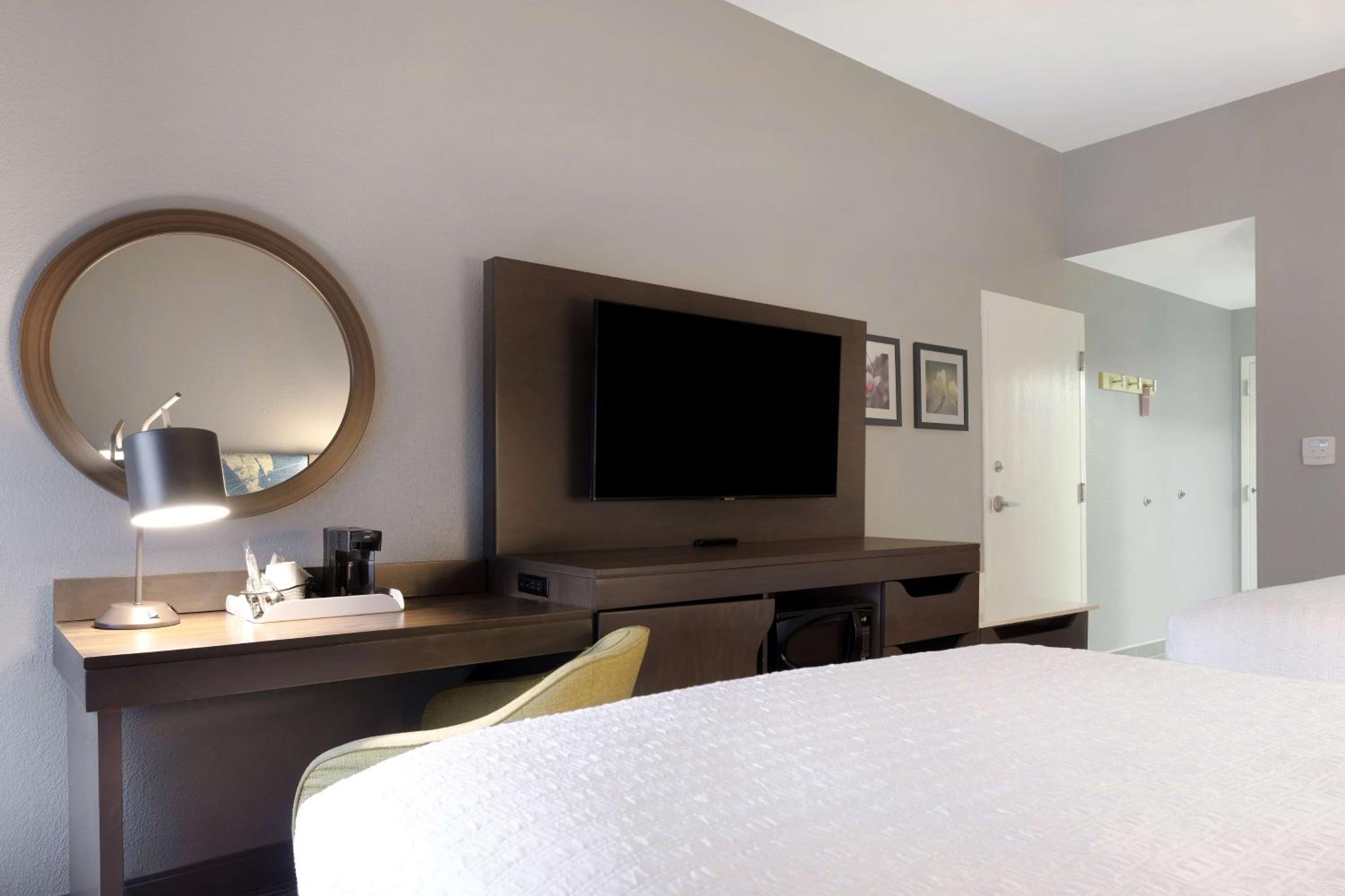 Room with Two Queen Beds - Non-Smoking - Photo 3