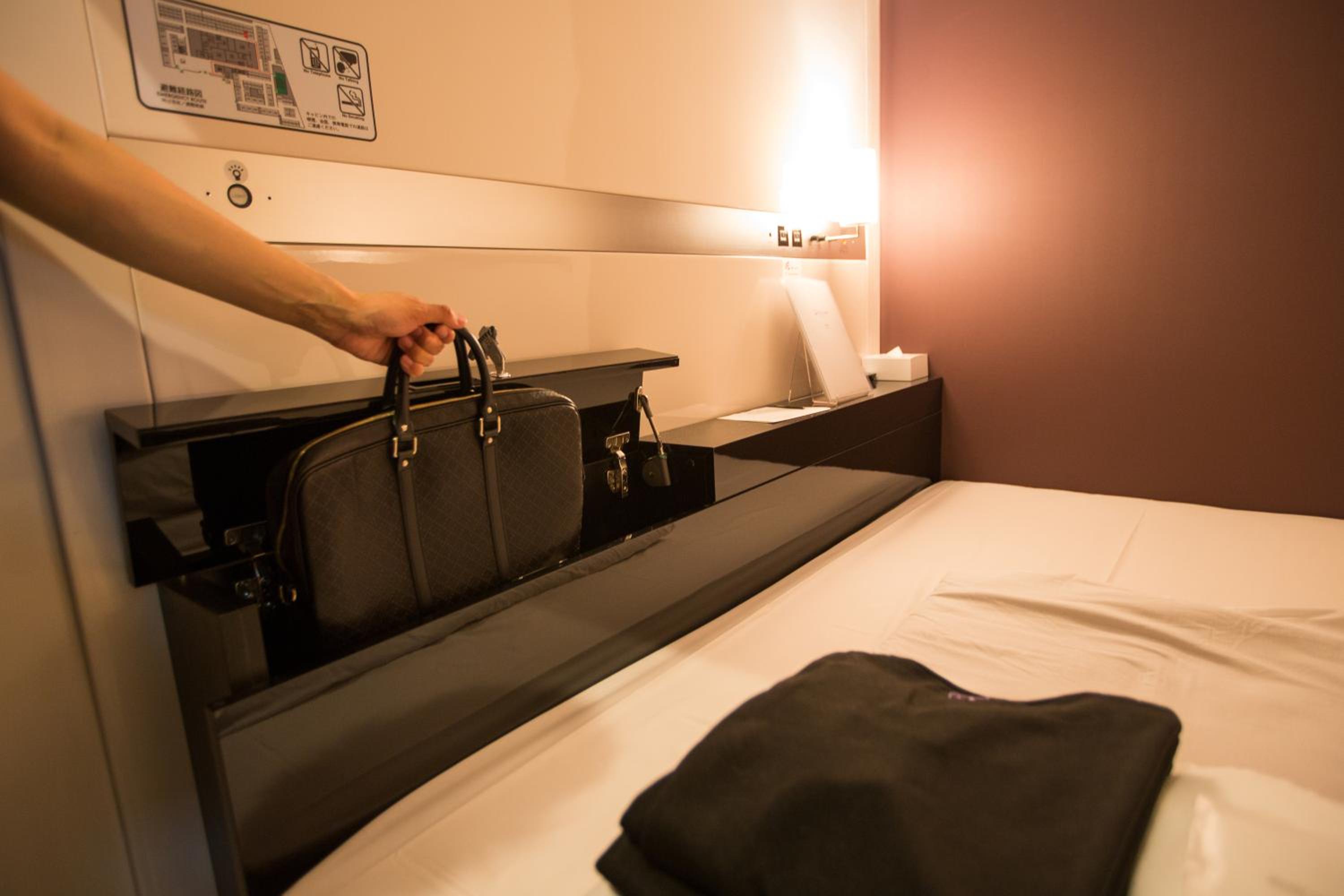 2 Business Class Cabins - Male photo 3