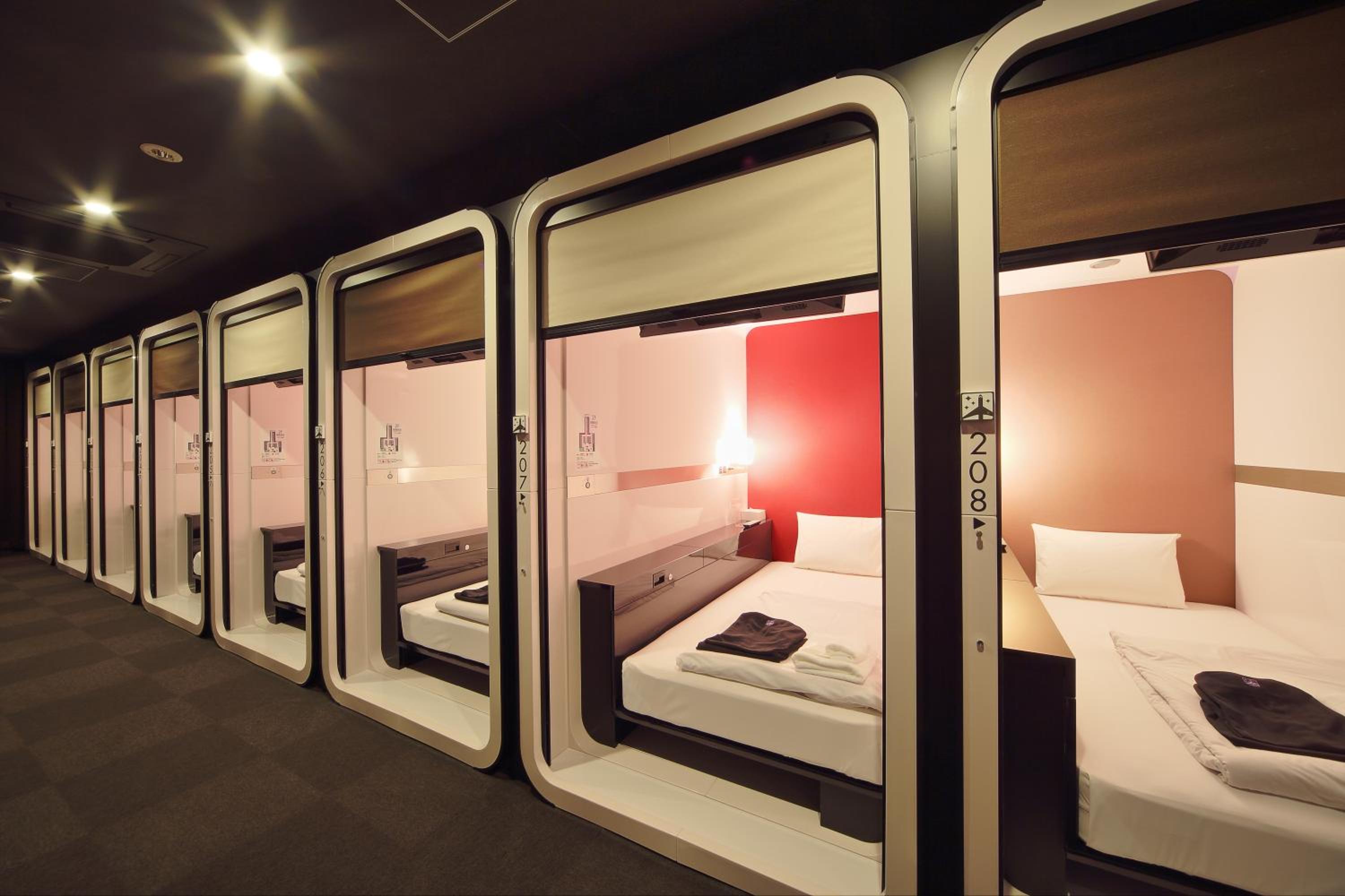 2 Business Class Cabins - Female photo 3