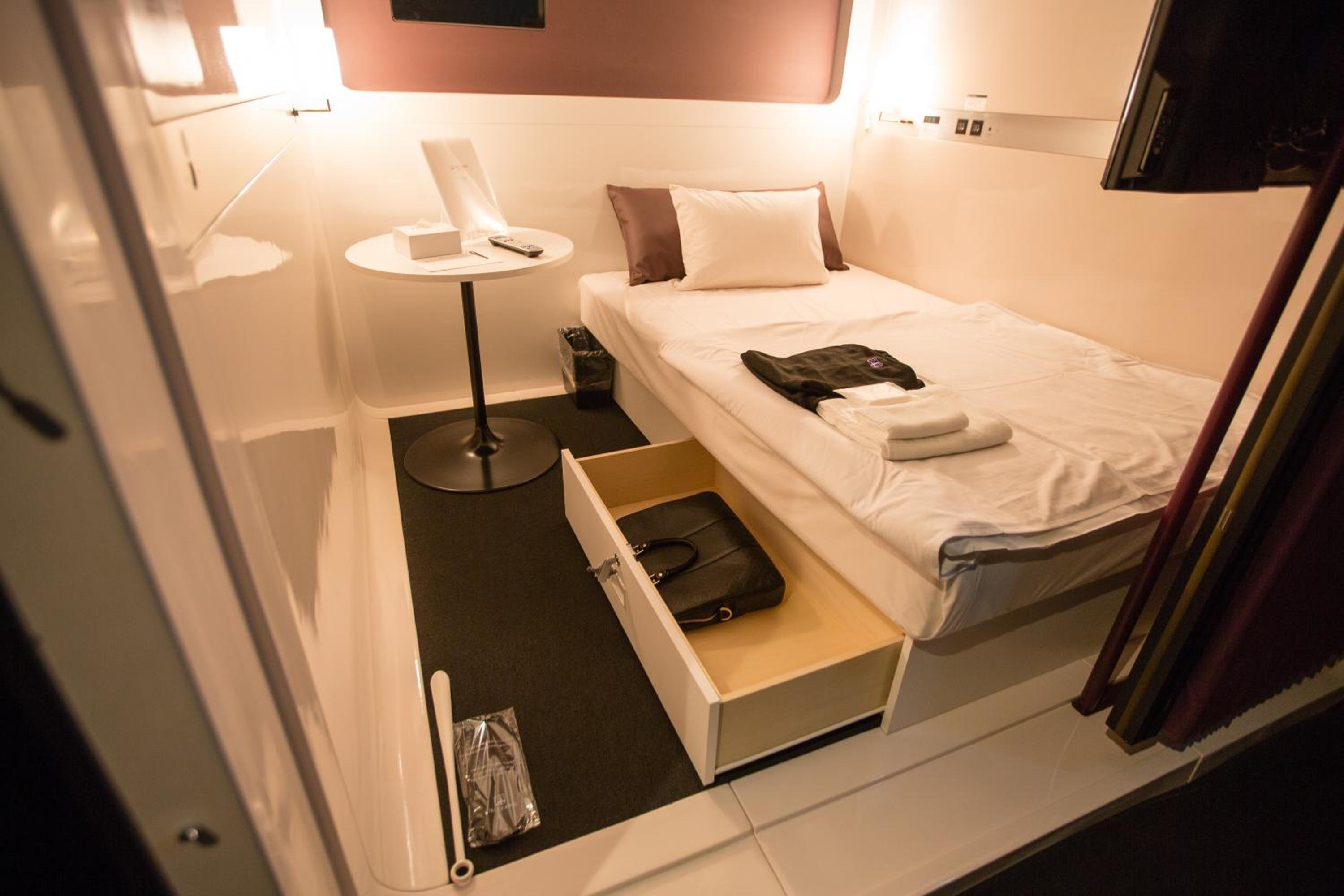 First Class Cabin - Male photo 2