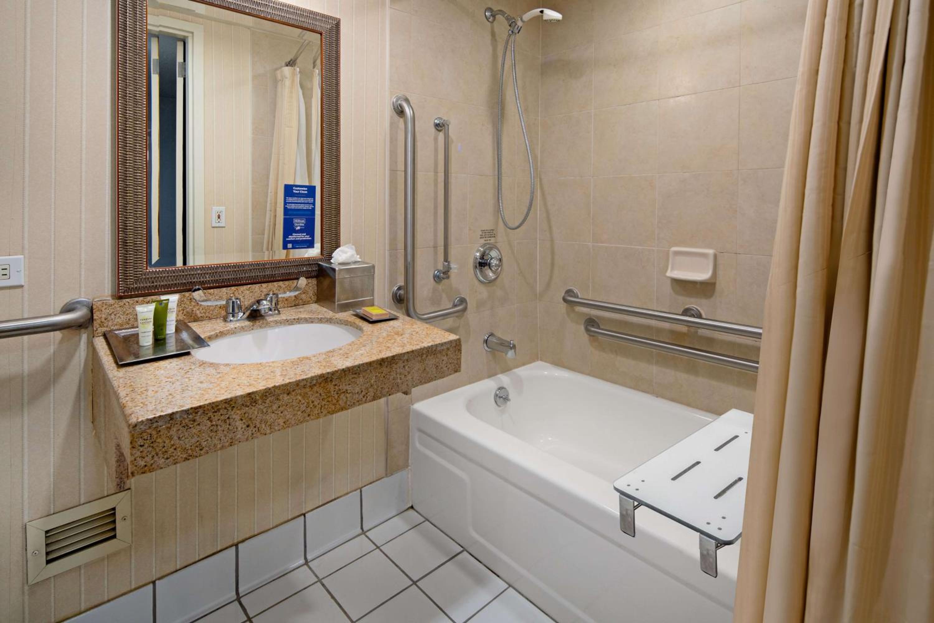 Double Room with Two Double Beds - Disability/Hearing Accessible with Bathtub photo 3