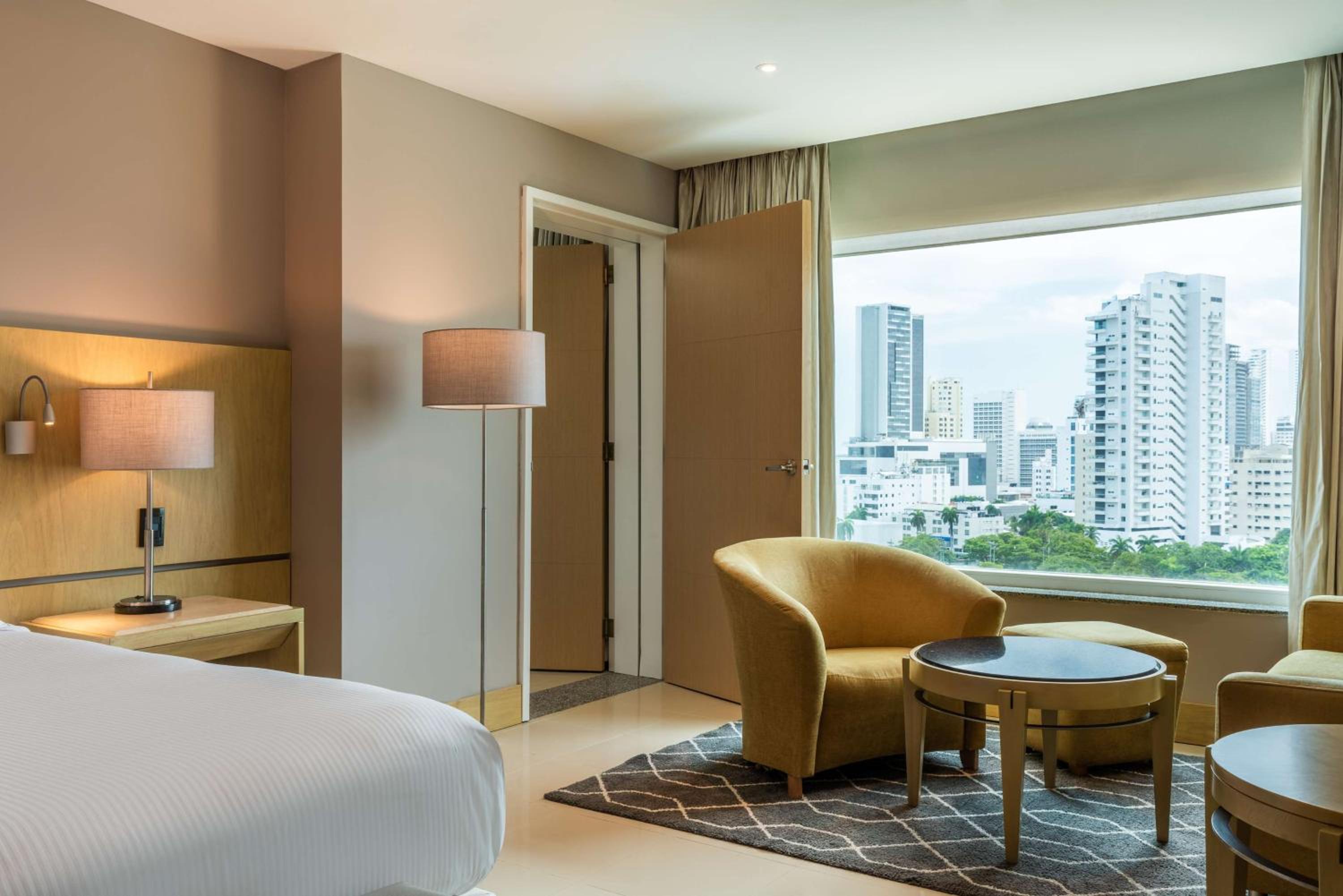 Executive King Room with City View - Photo 3
