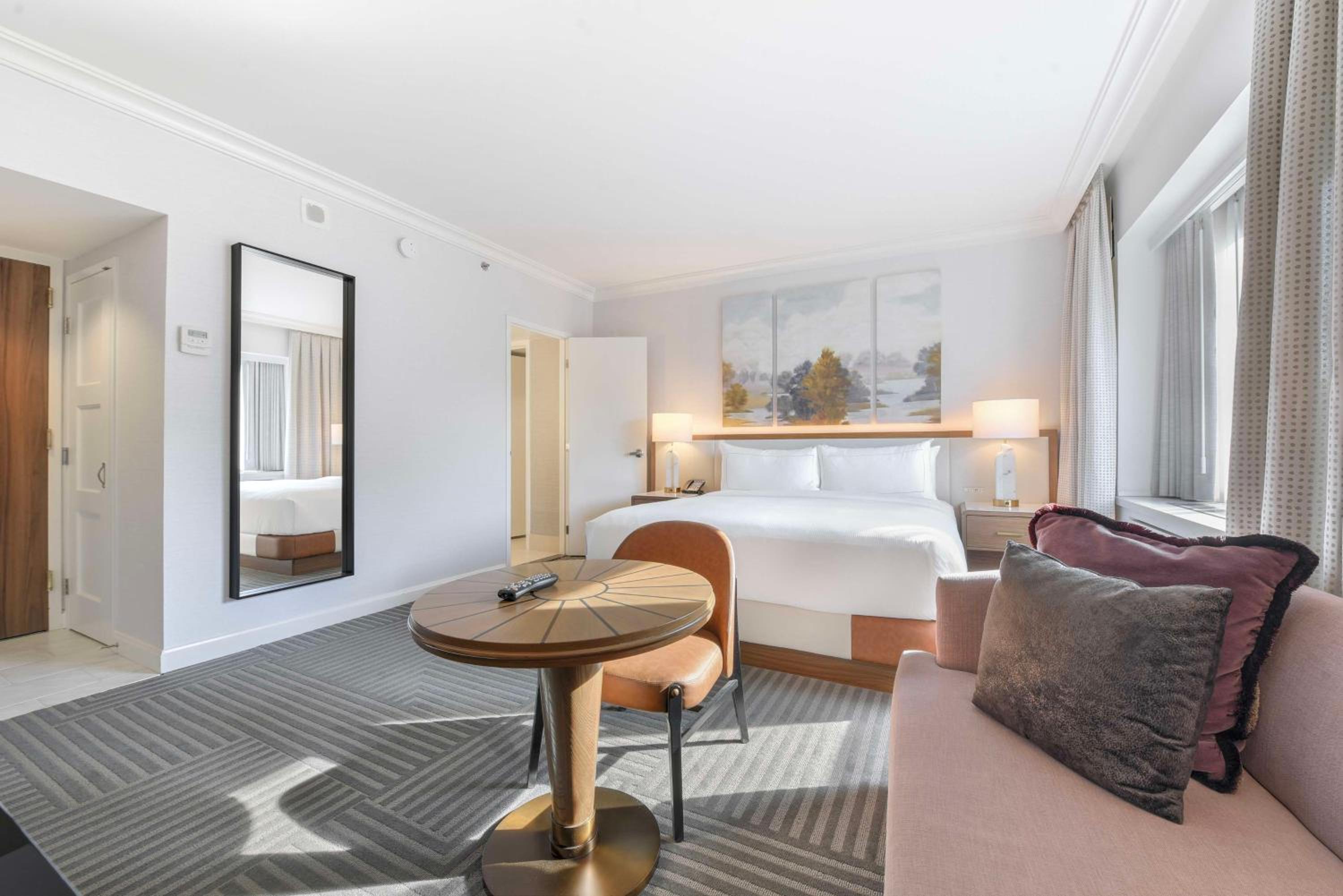 King Room with City View - Photo 5