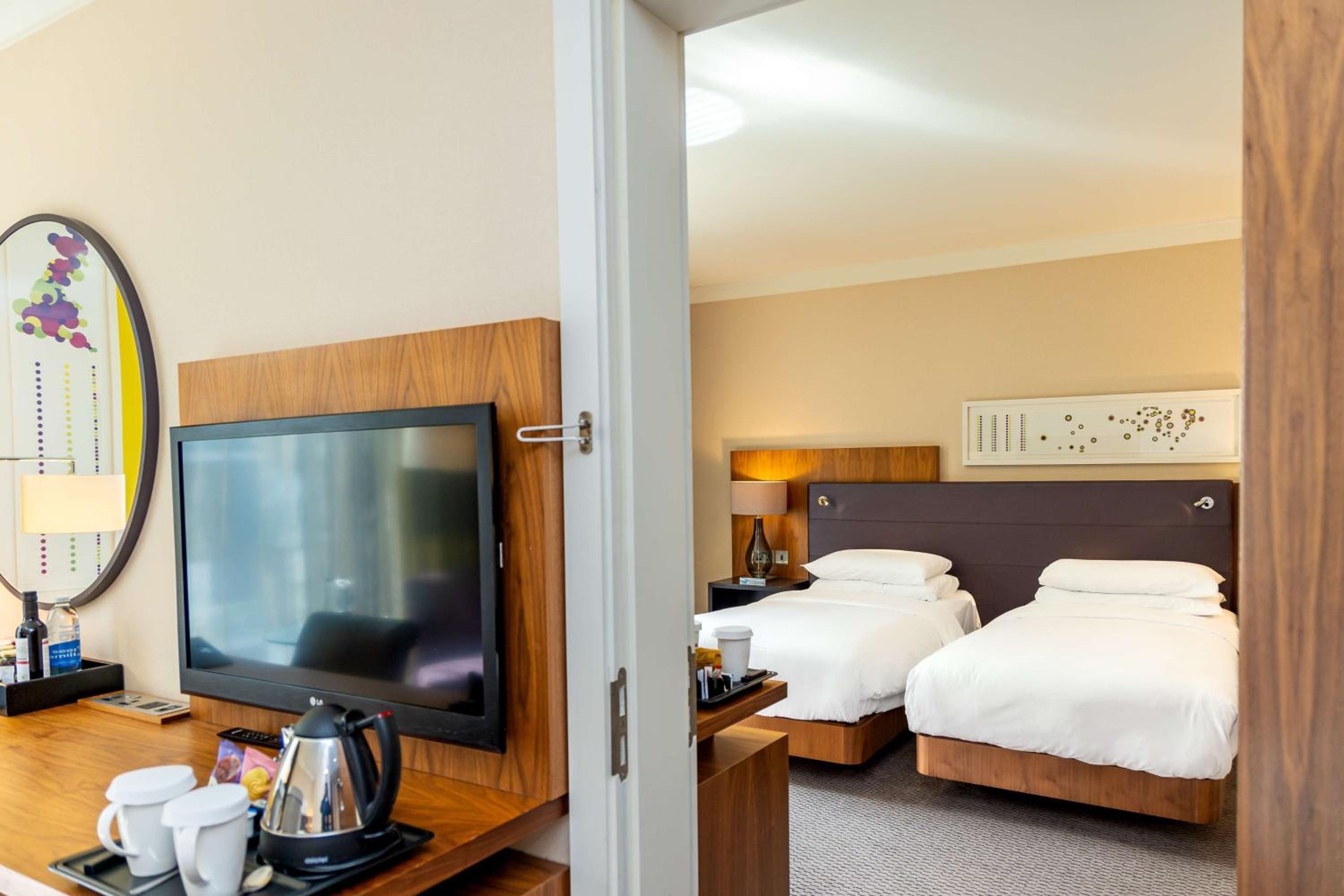 Twin Room thumbnail 6