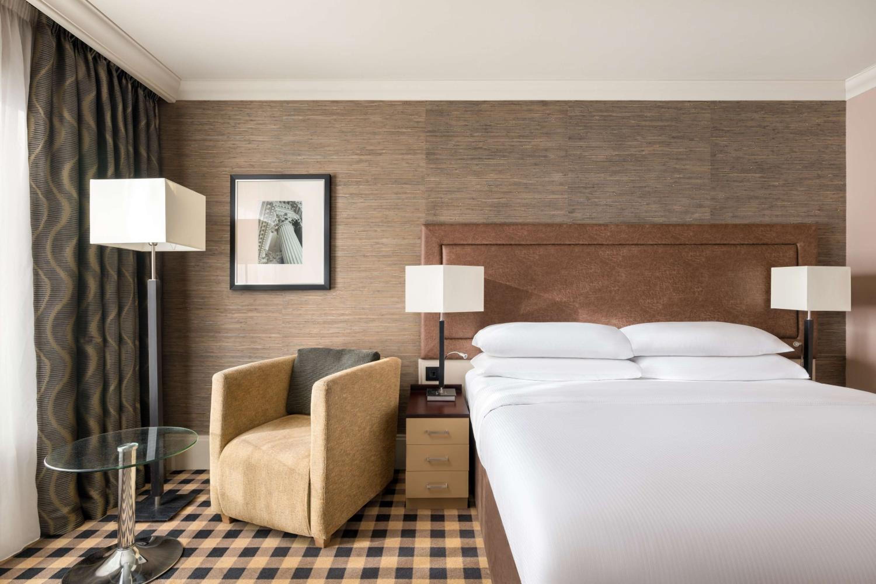 Deluxe King Room - Photo 4