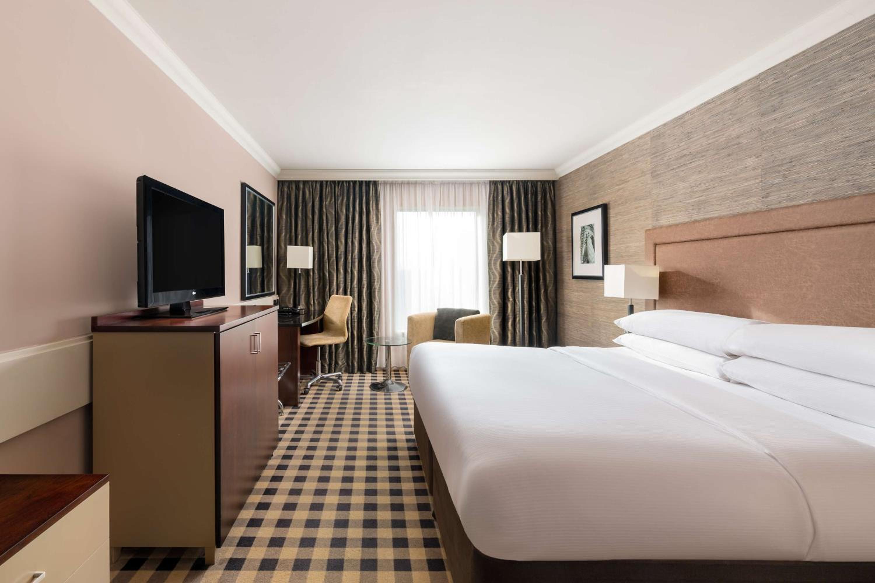 Deluxe King Room - Photo 5