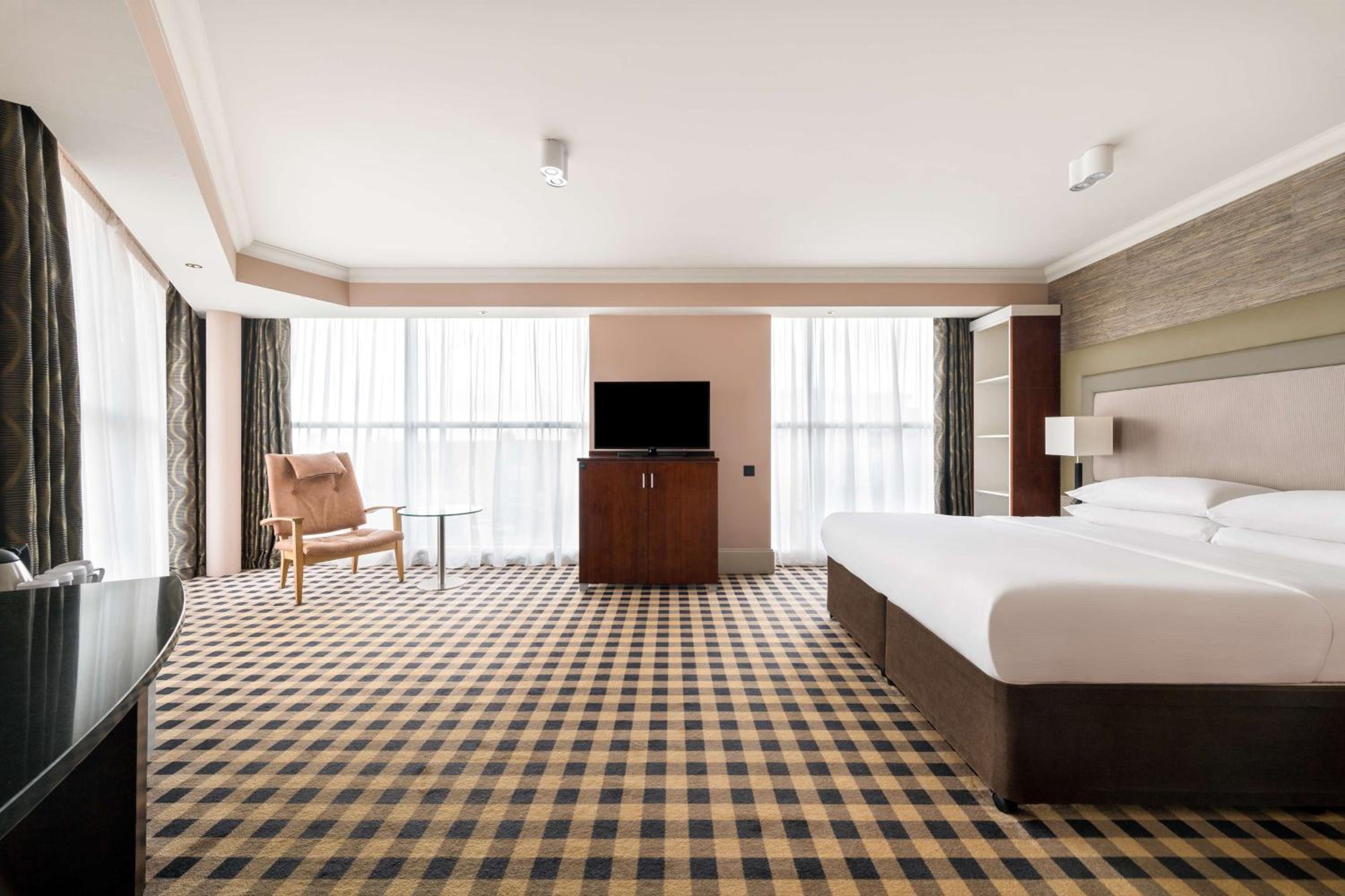 King Room with Partial Runway View - Photo 3