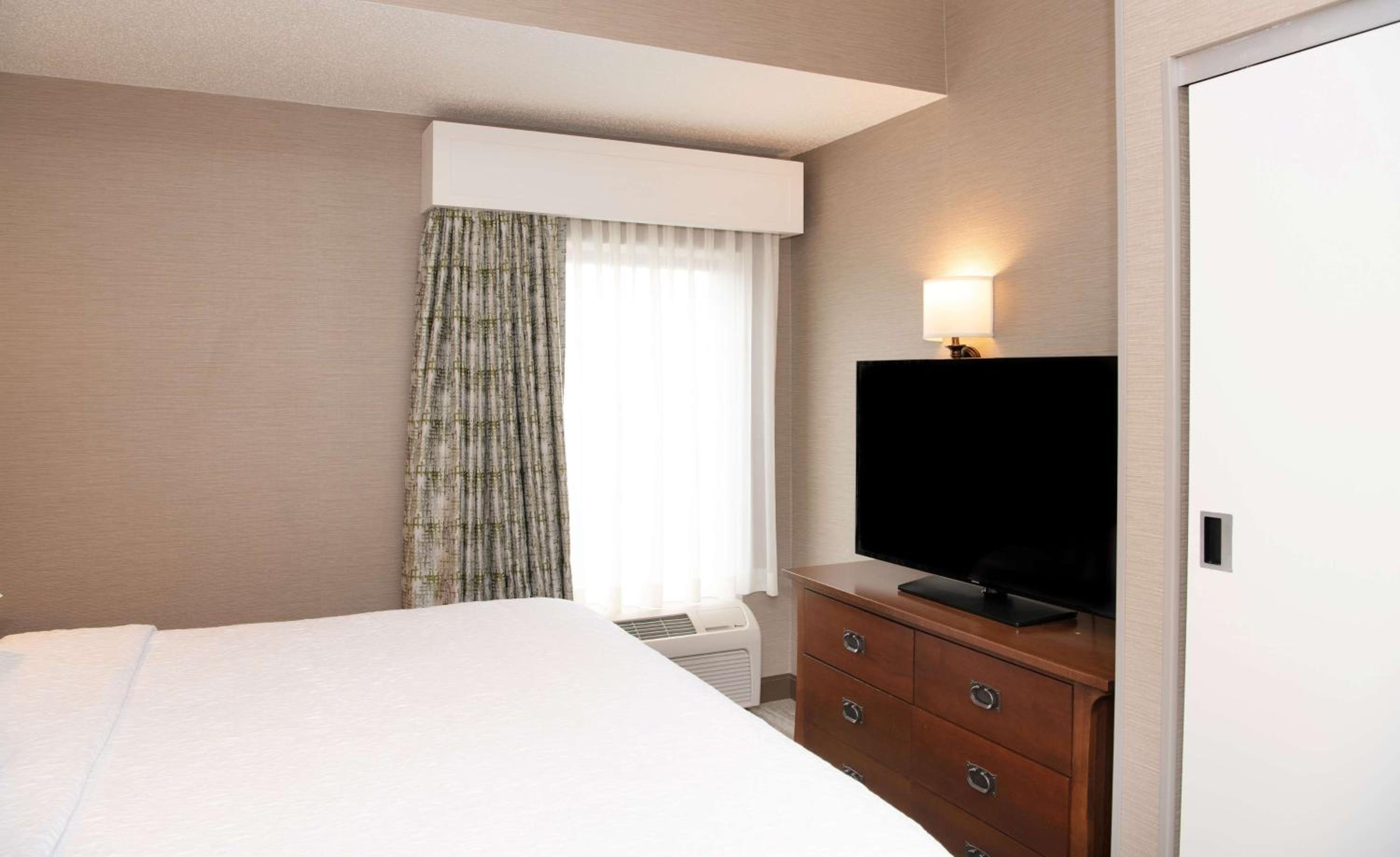 One-Bedroom King Suite with Fireplace - Non-Smoking  - Photo 7