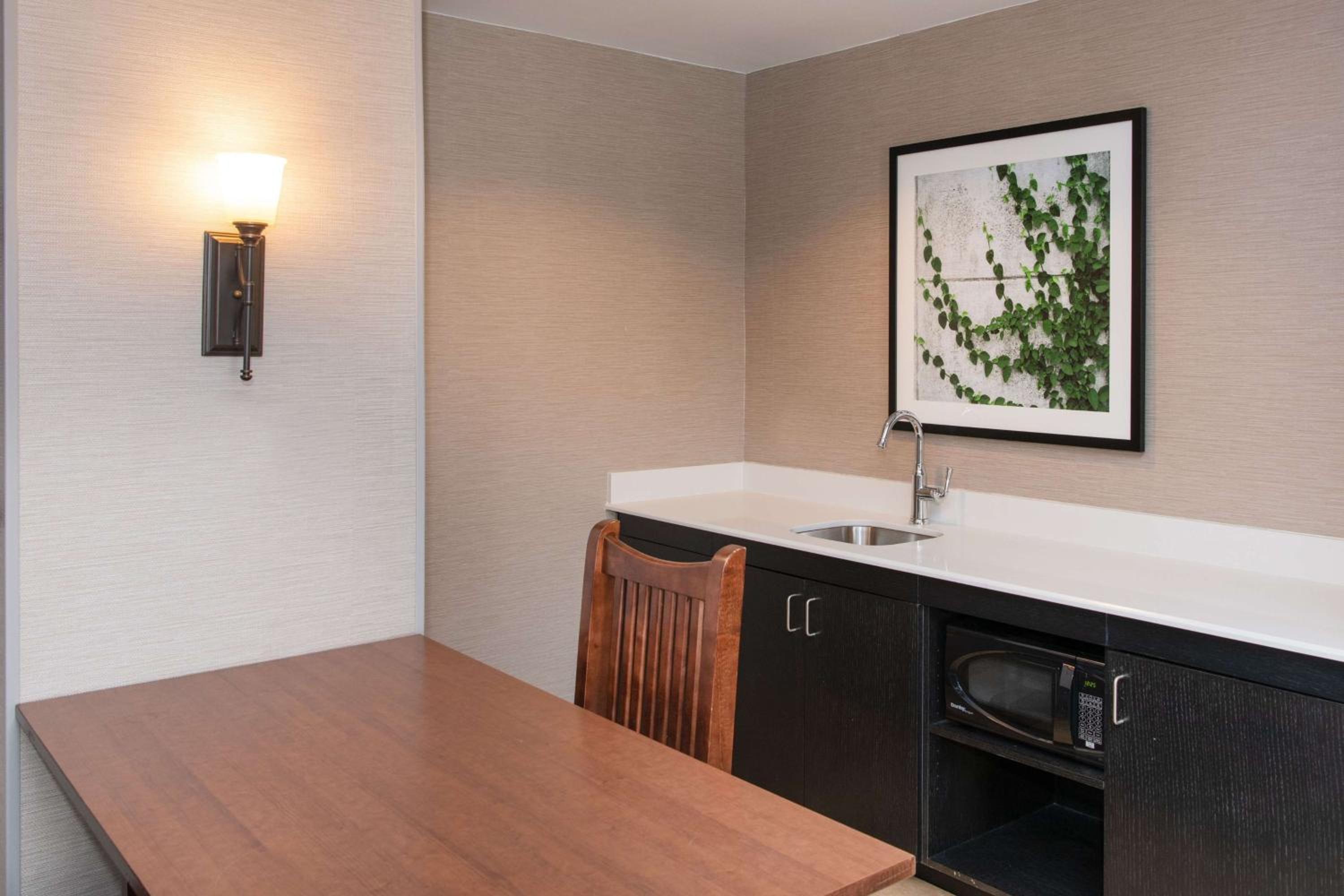 One-Bedroom Suite with Two Double Beds - Non-Smoking - Photo 7