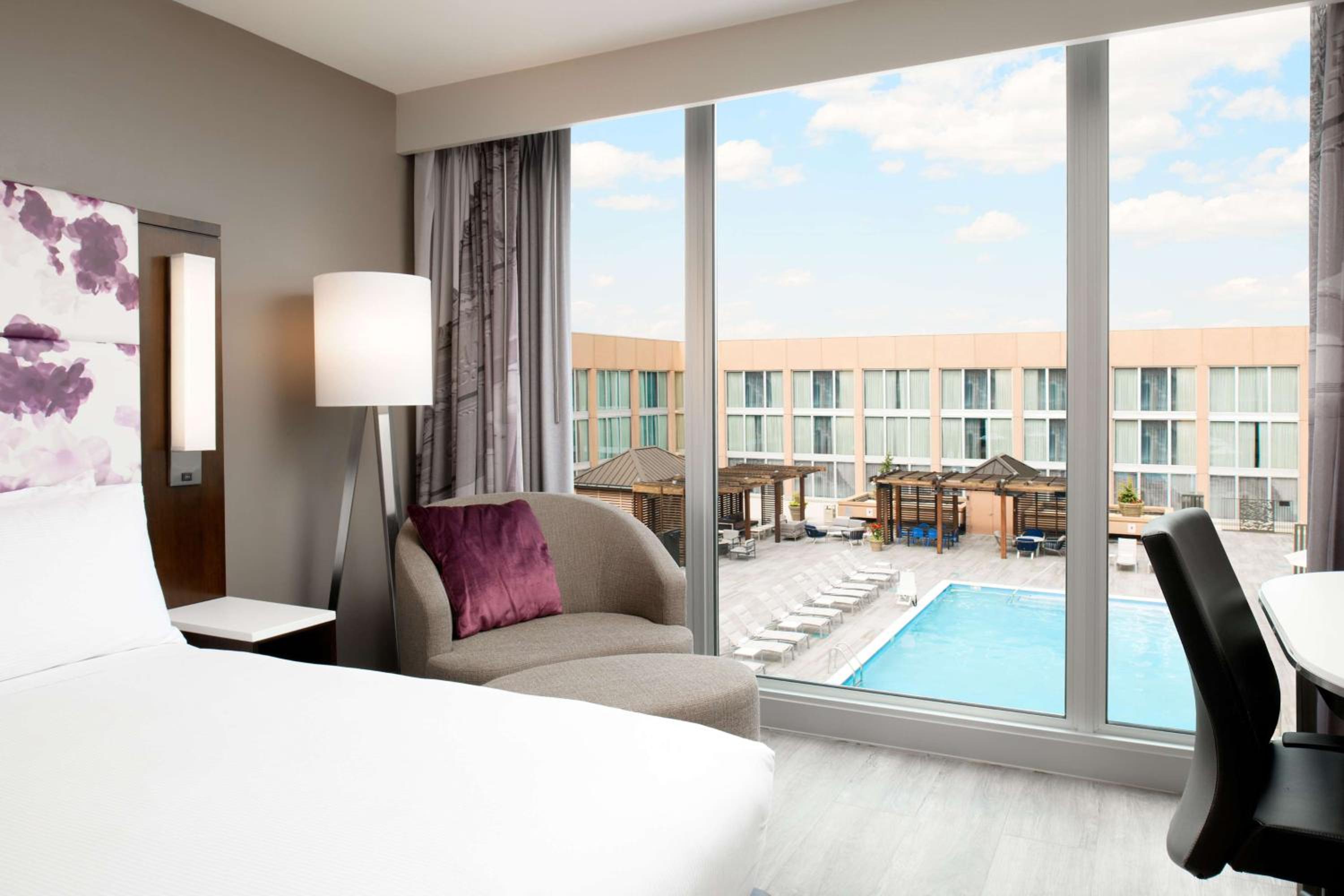 Deluxe King Room with Pool View - Photo 2
